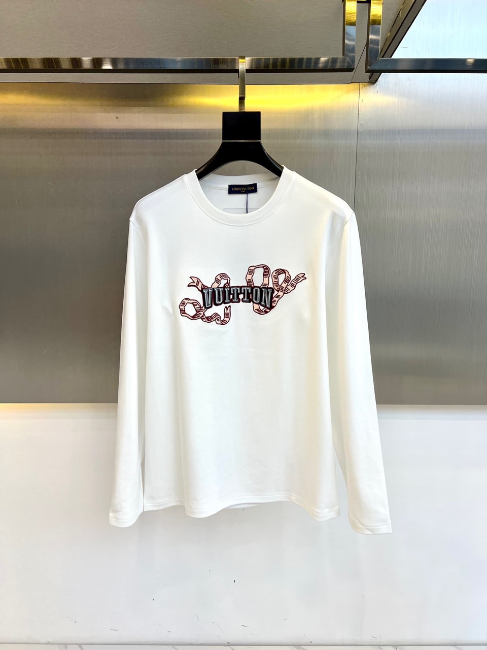 NO:122630,[Spot early in the early spring] 1v, 2025, the latest round neck bottomed long-sleeved T-shirt with early spring, the fabric is made of double-sided high-stretch Lanou cotton, which shows that it is very soft and has a skin-friendly feeling on the upper body!  The fabric has good elasticity, comfortable, breathable, slim and slim, while slim, without restraint, and the chest logo pattern embellishes!  Very exquisite, good fabrics can make the basic long-sleeved T-shirt not monotonous, and more fashionable in the outfit. This style can not only be worn inside, but also does not look monotonous when worn alone. 48-56 (model 173, 143 catties upper body 50 sizes), tees, t-shirt, alexander wang19860909【早春现货抢先发售】 1v、2025早春最新款圆领打底长袖T恤,面料采用双面高支兰欧棉材质,入手便知非常柔软,上身亲肤感 极好！面料带有很好的弹力,舒适透气修身显 瘦的同时又无束缚感,胸口logo图案标志点缀！非常精致,好面料才能让基础款的长袖T恤不在单调, 穿搭上多一份时尚,这款不仅可以内搭打底,单穿亦不会显得单调.48-56（模特173,143斤上身50码）,,tees，t-shirt,alexander wang,Men's clothing