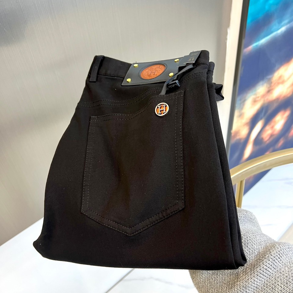 NO:122632,H Hermes, 25s early spring new black business slim denim high-strength men's casual pants. Carefully selected customers to make high-quality blended spandex material!  It has excellent comfort and breathability, with a good sense of verticality, is not easy to wrinkle and deform, and is comfortable to wear and feels skin-friendly and comfortable. The texture of the fabric is so high-end, you will know immediately when you get the actual product. It can definitely be called an excellent product for unlimited repurchase!  All auxiliary materials come with their own brand logo design!  So show the perfect quality pants in the subtleties!  The meticulous and smooth line inside the trousers are more exquisite in details, which is excellent in showing excellent craftsmanship, which is enough for quality controls to accept them with their eyes closed! The basic regular straight-fitting cut has no restrictions on body shape. The invincible versatile color combination easily challenges any top, perfect for both business and casual style outfits!  29-38 (no 37), hermes,alexander wang19860909H爱马仕、25s早春季新品黑色商务修身丹宁高弹力男士休闲裤.用心甄选客供优质混纺氨纶材质制成！舒适性与透气性兼优,有着很好的垂直感,不易起皱变形,着穿触感亲肤舒适,面料的质感有多高级,实物到手你立刻便知,绝对可以称为无限回购的绝佳臻品！所有辅料自带品牌logo设计！所以细微之处尽情展现完美品质裤子！裤身内里缜密平顺的走线,细节方面更为考究,极好的彰显了出色工艺,足以让品控们闭眼收走!基础常规的直筒版型裁剪,对于体型没有限制可言,无敌的百搭配色,轻松挑战任何上装,完美兼具商务与休闲风格穿搭！29-38（无37）,,hermes,alexander wang,Men's clothing