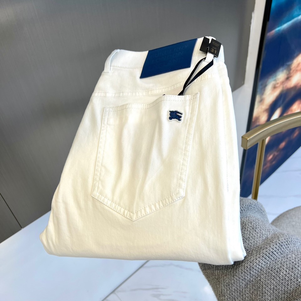 NO:122635,Burberry, 2025s early spring new men's business casual jeans, simple white cow fashion style does not have too many logo embellishments, very clean visually, unique fabric color, very refreshing in the cool summer, soft and delicate fabric, very textured, almost perfect fit, excellent hip lifting effect, refreshing color matching, versatile summer style!  29-38 (no 37), burberry, burberry, jeans, alexander wang19860909Bur巴宝莉、2025s早春新品男士商务休闲牛仔裤,简约白牛时尚款没有过多的标志点缀、视觉非常干净、独特的面料颜色、在清凉的夏季显得非常清爽、面料柔软细腻、非常有质感、近乎完美的版型剪裁、提臀修身效果极佳、清爽的配色、夏季百搭款！29-38（无37）,,burberry,burberry,jeans,alexander wang,Men's clothing