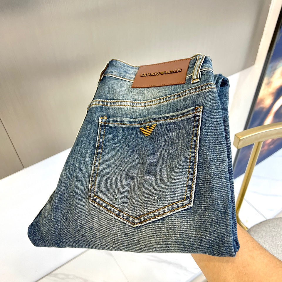 NO:122625,Arm Armani, 25s spring and summer fashion wash logo jeans, men's back pocket brand letter embroidered logo slim straight jeans. This trouser is specially designed for imported top 95 cotton 5 spandex daily blended denim fabric. It is light and washed jeans. It has been processed through multiple washing processes, making it very soft and comfortable!  The whole pair of trousers presents a very pleasing and fashionable retro blue effect, and the touch is soft and skin-friendly. It is comfortable and breathable and has a crisp texture. It is a versatile style that can be controlled by commuting all seasons!  29-38 (no 37), Armani,jeans,alexander wang19860909Arm阿玛尼、25s春夏款时尚水洗logo牛仔裤,男士后口袋品牌字母刺绣徽标修身直筒牛仔长裤.此款裤装精选客供进口顶级95棉5氨纶日制混纺牛仔面料制作而成,轻薄水洗牛仔,经多道水洗工艺加工处理,贴身非常绵软舒适！整条裤装呈现出非常养眼时髦的复古蓝色效果,同时手感更是柔软亲肤,着穿舒适透气且不失挺括质感,四季通勤皆可驾驭的百搭款式！29-38（无37）,,armani,jeans,alexander wang,Men's clothing