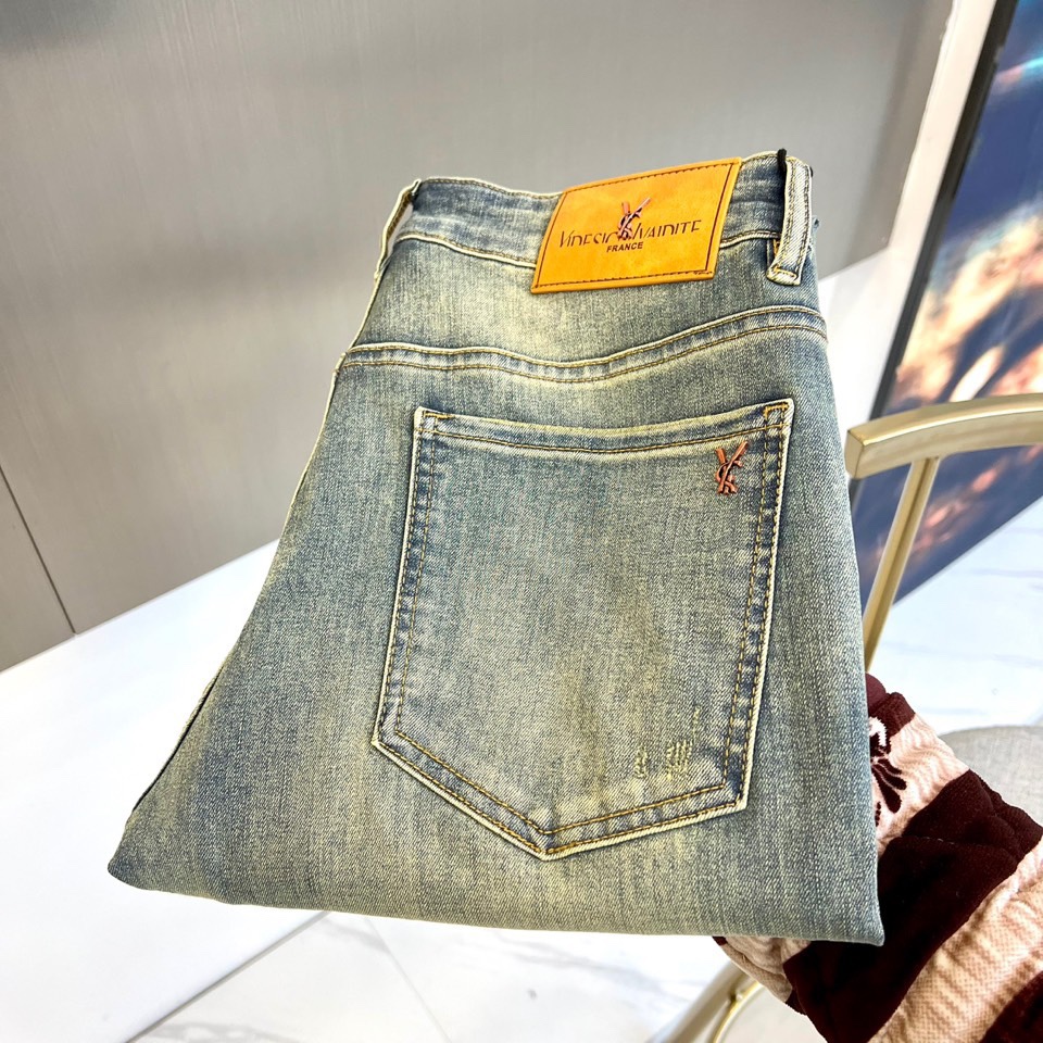 NO:122631,YSL Saint Laurent, 2025 spring and summer new product wash tannin small straight retro wash blue jeans!  Customer-supplied high-end imported denim fabric, with a slightly elastic fabric, excellent comfort and experience, perfect style and tailoring, excellent slimming effect, can sweep across any top of the wardrobe, with wide compatibility and invincible versatility!  The cowhide mark and metal chain on the waist seal and the back hip pocket are infused with the iconic YSL brand logo, outlined with exquisite embroidery technology, which not only enhances the beauty, but also strongly demonstrates the brand identity!  Can sweep the wardrobe with any top matching, very wide compatibility. 29-38 (no 37), saint laurent,saint laurent,jeans,cowhide,alexander wang19860909YSL圣罗兰、2025春夏新品水洗丹宁小直筒复古水洗蓝色牛仔裤！客供高级进口的丹宁面料,面料略带弹力,穿搭舒适体验性极好,版型剪裁完美,提臀修身显瘦效果极佳,可横扫衣橱任何的上装搭配,兼容性广泛,无敌的百搭神品！腰封处的牛皮标与金属链条,后臀口袋注入了标志性YSL品牌标识,以精致的刺绣工艺勾勒,在提升美感的同时亦有力彰显了品牌身份！可横扫衣橱任何的上装搭配,兼容性非常广泛.29-38（无37）,,saint laurent,saint laurent,jeans,cowhide,alexander wang,Men's clothing