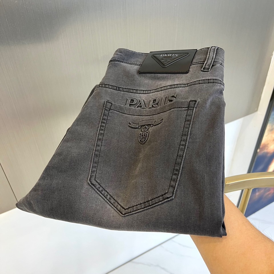 NO:122634,Prad Prada and 2025 Early Spring Counter will be synchronized with new products!  Heavy Industry Washed Smoke Gray Jeans!  Custom fabrics are softer and more comfortable than ordinary denim fabrics!  Super heavy industry washing process, double craft washing. The whole pair of pants has a comfortable feel, delicateness and breathable effect. All hardware brand logos are customized by special models, and the materials are selected as the best attributes. A good pair of jeans focuses on the fabric!  !  Add 2 elastic spandex ingredients!  It makes the fabric elastic and the comfort is great!  The fabric is very dense!  !  The texture of customer-supplied imported products is very strong. The three-dimensional P-home steel stamp logo with the back pocket is full of historical heritage and highlights the brand style. 30-38 (no 37), prada, prada, jeans, alexander wang19860909Prad普拉达、2025早春专柜同步新品！重工水洗烟灰色牛仔裤！定制面料和一般牛仔布料比起来,更加柔软舒适！超重工洗水工艺 双工艺洗水 整条裤子,手感舒适,细腻程度与透气效果堪称顶级,所有的五金品牌logo都是专模定做,材质都是选最好的属性.好的一条牛仔裤,重点在面料！！加入2弹力氨纶成分！使得面料的弹性很好,舒适性非常棒！面料密度很高！！客供进口的质感非常强大,后面口袋立体的P家钢印徽标充满历史底蕴,彰显品牌格调.30-38（无37）,,prada,prada,jeans,alexander wang,Men's clothing