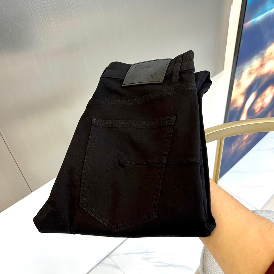 NO:122637,Dio, 2025 spring and summer new products for men's washing trendy straight black cow jeans, plant-based Lycel cellulose fiber defines new standards for sustainable development and natural comfort. Lycel washing denim denim fabric is cool and refreshing, silky, heavy and breathable and comfortable!  Very high-end and fashionable detailed craftsmanship, this element represents the identity and rank of jeans, which is very worthy of savoring!  The style is perfectly tailored, and the hip lifting is excellent in slimming and slimming. It can sweep the wardrobe with any top matching. It has a wide range of compatibility and an invincible versatile product!  30-38 (no 37), dior,dior,jeans,alexander wang19860909Dio迪奥、2025春夏新品男士水洗潮款直筒黑牛牛仔裤,植物的莱赛尔纤维素纤维为您定义可持续发展和自然舒适新标准 莱赛尔洗水丹宁牛仔面料,清凉冰爽,丝滑重感透气舒适！非常高级且时髦的细节工艺,此元素代表着牛仔裤的身份及段位,非常值得细品悦人！版型剪裁完美,提臀修身显瘦效果极佳,可横扫衣橱任何的上装搭配,兼容性广泛,无敌的百搭神品！30-38（无37）,,dior,dior,jeans,alexander wang,Men's clothing