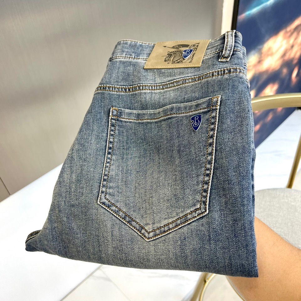 NO:122640,Bur Burberry, 2025s spring and summer fashion metal iron brand logo jeans, men's back pocket brand letter embroidered logo slim straight jeans. This trouser is specially selected for imported top 95 cotton 5 spandex daily super soft denim fabric. It is light and washed denim, processed through multiple washing processes, and is very soft and comfortable!  The whole pair of trousers presents a very pleasing and fashionable retro blue effect, and the touch is soft and skin-friendly. It is comfortable and breathable and has a crisp texture. It is a versatile style that can be controlled by commuting all seasons!  30-38 (no 37), burberry, burberry, jeans, alexander wang19860909bur巴宝莉、2025s春夏款时尚金属铁牌logo牛仔裤,男士后口袋品牌字母刺绣徽标修身直筒牛仔长裤.此款裤装精选客供进口顶级95棉5氨纶日制超柔软牛仔面料制作而成,轻薄水洗牛仔,经多道水洗工艺加工处理,贴身非常绵软舒适！整条裤装呈现出非常养眼时髦的复古蓝色效果,同时手感更是柔软亲肤,着穿舒适透气且不失挺括质感,四季通勤皆可驾驭的百搭款式！30-38（无37）,,burberry,burberry,jeans,alexander wang,Men's clothing