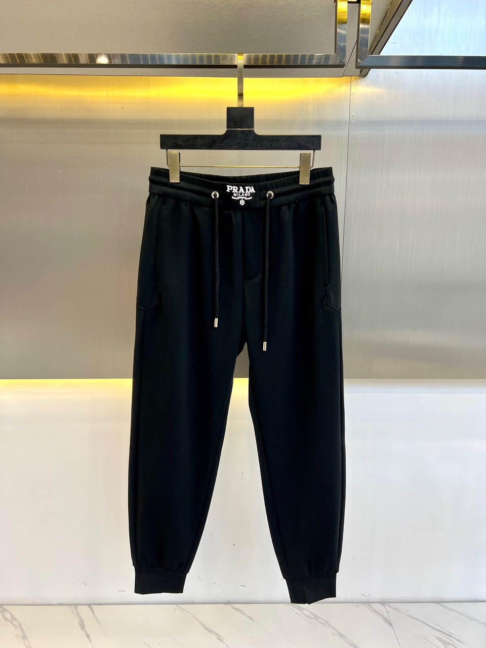 NO:147030,Prad, 25s early spring new men's casual sweatpants, this sweatpants are made of high-quality knitted cotton cloth for customers. The fabric is moderate in thickness, delicate and warm in the hand, meticulous and meticulous needle chiseling technology, and a crisp and sluggish texture, creating an excellent high-end quality, combining comfort and style!  The nylon material spliced ​​on the side of the trousers, paired with classic embroidered logos, is extremely brand recognition and classy!  48-56 (please report height and weight by placing an order),,prada,prada,alexander wang19860909Prad普拉、25s早春新品男士休闲卫裤, 此款卫裤选用客供进口优质针织棉布制成,面料厚度适中,手感细腻温润,缜密细致的针凿工艺,以及挺括垂顺的质感,造就出绝佳的高级品相,将舒适度与款型感兼备！裤身侧拼接尼龙材质设计,搭配经典刺绣logo标,极具品牌辨识度与档次感！48-56（下单请报身高体重）,,prada,prada,alexander wang,Men's clothing