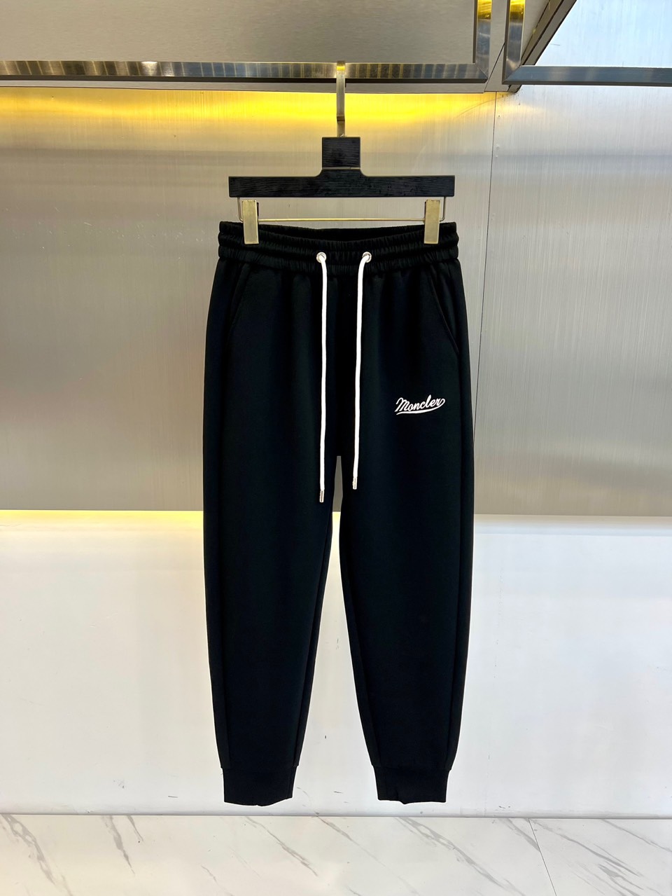 NO:147022,Mon masked, s spring and summer new air layer cotton drawstring sweatpants, men's classic printed logo fashionable sports and casual drawstring sweatpants!  It is made of 260g manba cotton material for customer supply, which feels soft and comfortable, is crisp and drooping, and is very comfortable to wear. Whether you are relaxing at home or outdoor sports, you can make people feel relaxed and comfortable!  The iconic letter logo on the front of the trouser is extremely craftsmanship, with extremely high detail and excellent overall style and craftsmanship!  The drawstring design has a very casual and dynamic combination of elastic waist and trousers. It is fashionable and versatile behind the body, which can well modify the leg shape!  48-56 (please report height and weight by placing an order), Moncler, alexander wang19860909Mon蒙口、 s春夏新款空气层棉质抽绳卫裤,男士经典印花徽标时尚运动休闲抽绳卫裤！采用客供进口260g嫚巴棉材质,手感柔软舒适,挺括且垂感十足,穿着上身非常舒适,无论是在家中休闲还是户外运动,都能让人感到轻松自在！裤身前幅标志性字母标识,极具工艺秀作,细节精细度极高,整体风格及工艺达到了绝佳效果！抽绳设计弹力腰边及裤脚极具休闲动感搭配,上身后时髦百搭,能很好的修饰腿型！48-56（下单请报身高体重）,,Moncler,alexander wang,Men's clothing