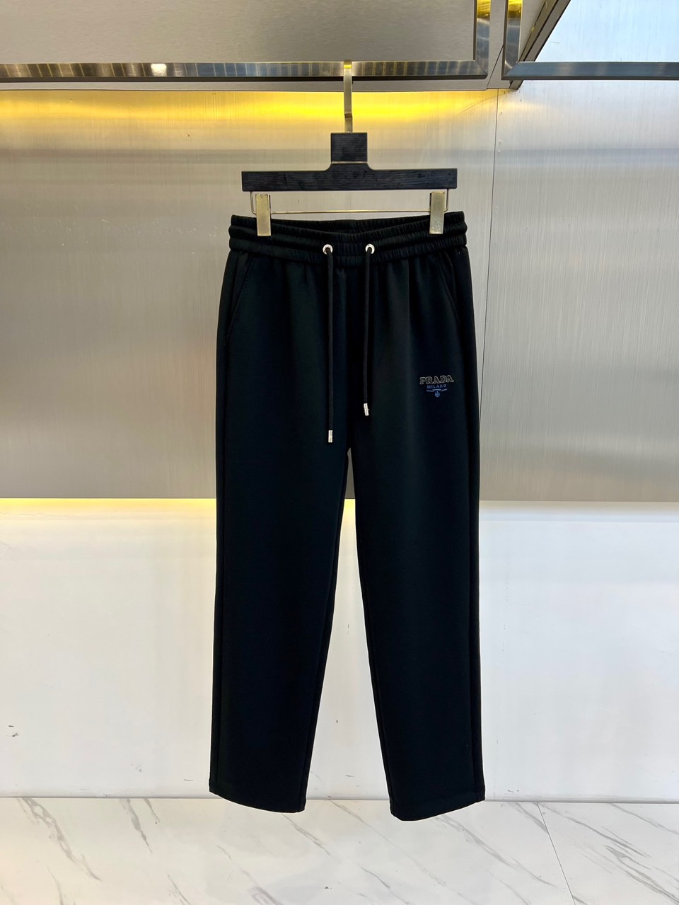 NO:147014,Prad, 25s early spring new men's casual sweatpants, this sweatpants are made of high-quality knitted cotton cloth for customers. The fabric is moderate in thickness, delicate and warm in the hand, meticulous and meticulous needle chiseling technology, and a crisp and sluggish texture, creating an excellent high-end quality, combining comfort and style!  The nylon material spliced ​​on the side of the trousers, paired with classic embroidered logos, is extremely brand recognition and classy!  48-56 (please report height and weight by placing an order),,prada,prada,alexander wang19860909Prad普拉、25s早春新品男士休闲卫裤, 此款卫裤选用客供进口优质针织棉布制成,面料厚度适中,手感细腻温润,缜密细致的针凿工艺,以及挺括垂顺的质感,造就出绝佳的高级品相,将舒适度与款型感兼备！裤身侧拼接尼龙材质设计,搭配经典刺绣logo标,极具品牌辨识度与档次感！48-56（下单请报身高体重）,,prada,prada,alexander wang,Men's clothing