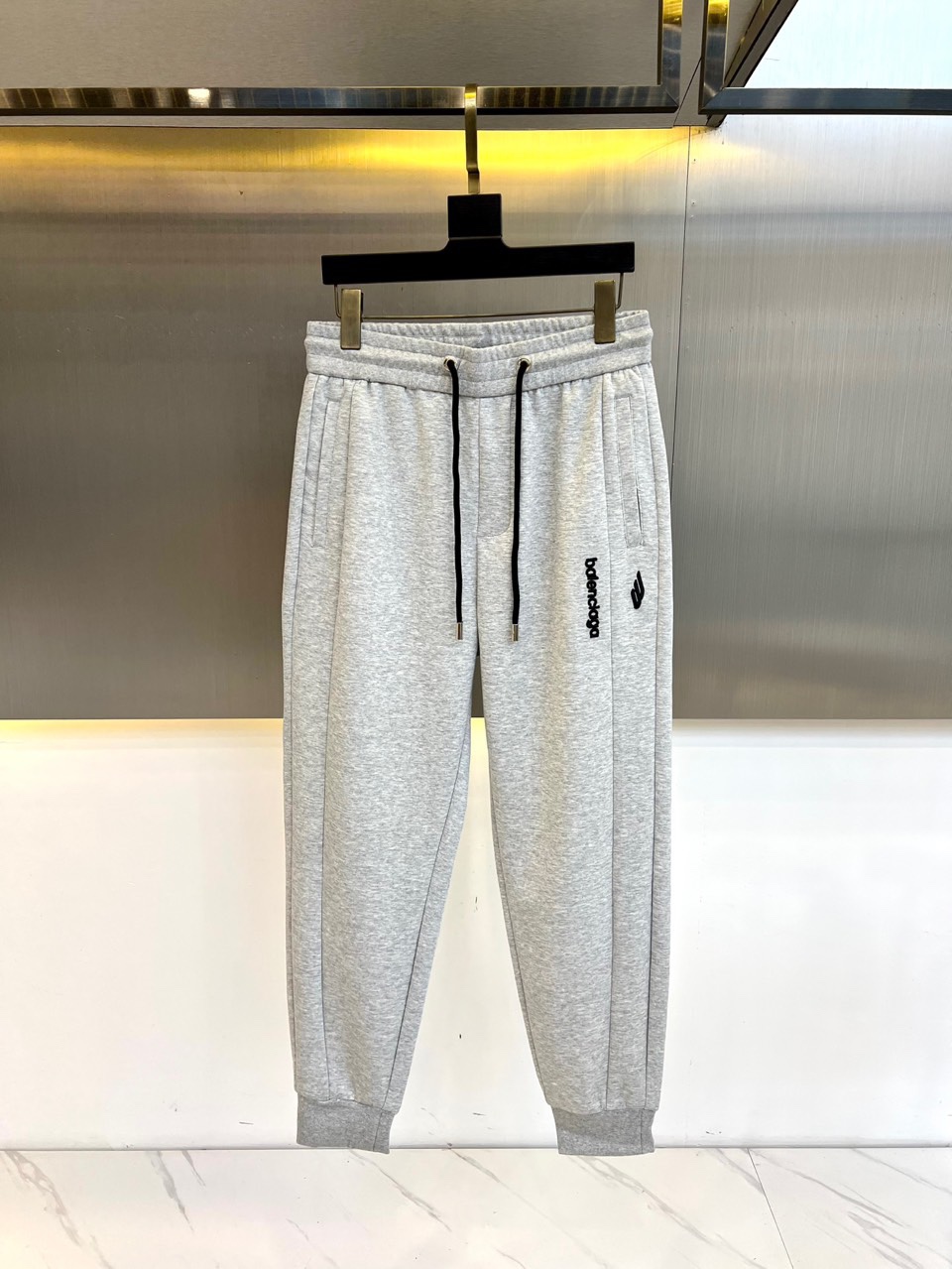 NO:146990,Balenciaga and 25s new men's drawstring sports sweatpants are newly released. The details are meticulous, creating the evergreen tree's evergreen without getting greasy and comfortable and versatile. As one of the fashionable items that men can wear at any time and anywhere, the simple design of casual pants is combined with high-end fabrics, fine embellishments, and three-dimensional tailoring, so that you can avoid being too mature and stable, but more self-indulgent and personality. The imported fine cotton fabric is customized to create, with a smooth feel and high gloss, and the sag behind the upper body is also very good. The three-dimensional tailoring is upright and the upper body is perfectly shipped!  48-56 (please report waist size by ordering),,balenciaga,alexander wang19860909ba巴黎世家、25s新品男士抽绳运动卫裤,全新发布新款定制,细节一丝不苟,打造出了常青树的百看不腻以及舒适百搭.休闲运动裤作为随时随地男人都能穿搭的时尚单品之一,休闲裤简洁的设计配合高档面料,细节点缀,立体剪裁,让你避免太过于成熟稳重,而是多了几分自我和个性.进口精棉面料定制打造,手感顺滑光泽度高,上身后垂度也非常好,立体剪裁上身挺拔,完美品相出货！48-56（下单请报腰围尺寸）,,balenciaga,alexander wang,Men's clothing