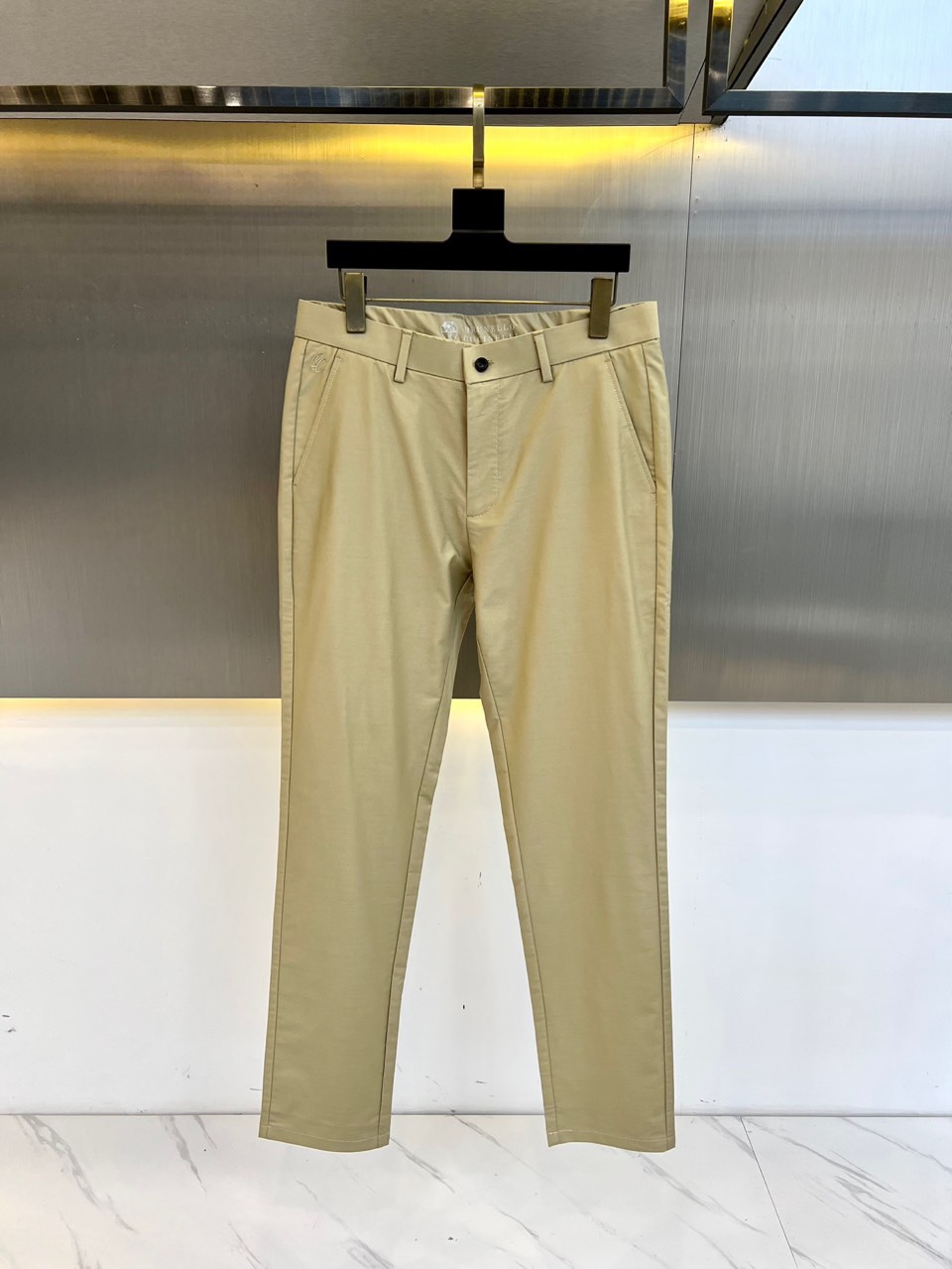 NO:124574,Brunello cucinelli-BC, 2025ss early spring new style men's casual pants, business casual style!  Comfortable and soft. Made with fully customized imported woven fiber fabric, added modal fiber, it feels soft and skin-friendly and water-resistant, and will not be stuffy. The texture is very unique. You can know that it is very smooth and soft and skin-friendly. The upper body is crisp and stylish, and the surface has a warm and shiny feeling. It is high-end and textured. The upper body is very distinctive, with classic brand logo embellishment, elegant and natural style, and the hardware and accessories are all in appearance!  A model that is very practical for both business and casual wear. 29-38 (no size 37), brunello cucinelli, alexander wang19860909Brunello cucinelli-BC、2025ss早春新款新款男士休闲裤、商务休闲款！贴身舒适柔软.全定制的进口梭织纤维面料打造而成,加入莫代尔纤维,手感柔顺,亲肤防水,不会闷热,质感十分独特,大家感受面料即可知晓.入手便知极具柔滑面料,手感柔软亲肤,上身挺括有型,表面又有着温润的光泽感,高档而显质感,经典细节处理,上身很有特点,经典品牌标识点缀,优雅自然的版型,五金辅料全品相！商务休闲都很实穿的一款.29-38（无37码）,,brunello cucinelli,alexander wang,Men's clothing