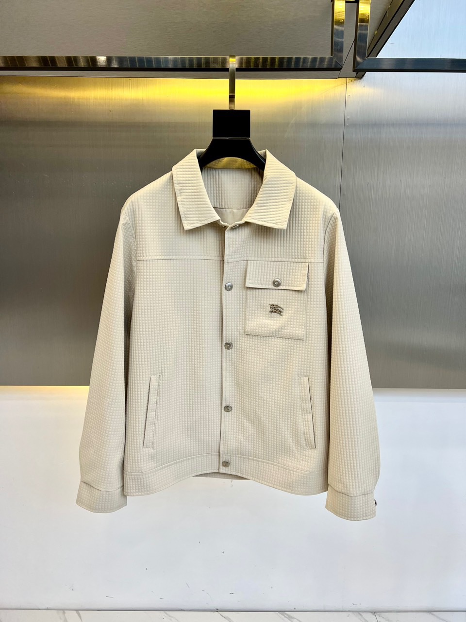 NO:124564,Burberry, 2025 Spring and Autumn New Lapel Cleft-Style Jacket. The fabric has a strong texture and is warm and beautiful. Polyester fiber gives the jacket an excellent clarity, making it maintain a neat style at any time and not easy to deform. At the same time, it also has excellent wear resistance, can withstand daily friction and use, and accompany the wearer for a long time. The natural sense of high-end still retains the sexy style under the chic!  Simple and capable design, rich temperament but elegant, and neat tailoring techniques make the upper body fit and fit, with a straight and tough outline. 48-56 (model 173, 143 catties upper body 50 sizes), burberry, burberry, jackets & coats, jackets & coats, alexander wang19860909Bur巴宝莉、2025春秋新翻领挺括肌理夹克外套.面料纹理肌理感强,保暖美观,聚酯纤维赋予夹克出色的挺括感,使其无论何时都能保持利落的版型,不易变形.同时,还具有出色的耐磨性,经得起日常的摩擦与使用,长久陪伴穿着者.自然的高级感,在潇洒之下依然保留性感风格！简单干练的设计,富有气质又不失儒雅,加上利落的剪裁手法,使得上身后的版型合体服帖,轮廓挺拔硬朗.48-56（模特173,143斤上身50码）,,burberry,burberry,jackets & coats,jackets & coats,alexander wang,Men's clothing