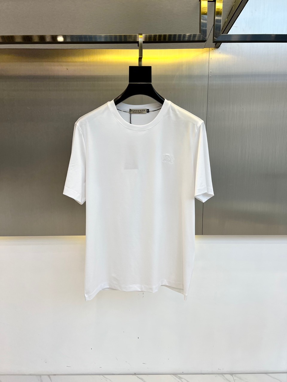 NO:124568,Burberry and Ss Spring and Summer New Styles for Men's Classic Embroidered Logo Casual Round Neck Short Sleeve T-Shirts on Boobs!  The selected customers are made of high-quality plain cotton cloth. The fabric feels light and smooth, it is close to the body, breathable and hygroscopic, and very skin-friendly. It is paired with the same color dyed ribbed round collar splicing. The upper body is versatile and not picky, and it is a must-have choice for daily commuting outfits!  The chest of the garment is equipped with the iconic wheat ear embroidery logo, which is a classic fit, comfortable and casual style. It is fashionable and connotated in the face, whether worn alone or in the inner wear!  48-56 (model 173, 143 catties upper body 50 sizes), burberry, burberry, T-shirt, tees, t-shirt, alexander wang19860909Bur巴宝莉、ss春夏新款男士胸前经典刺绣标识休闲圆领短袖T恤衫！精选客供优质平纹棉布制作而成,面料触感轻薄爽滑,贴身透气吸湿且非常的亲肤,再搭配上同缸色染罗纹圆领拼接,上身基础百搭不挑人,是日常通勤着装的必备之选！衣身胸前配置了标志性麦穗刺绣标识,经典的合身舒适休闲版型打造,着身减龄时尚有内涵,无论单穿或是内搭都超级Nice！48-56（模特173,143斤上身50码）,,burberry,burberry,T-shirt,tees，t-shirt,alexander wang,Men's clothing