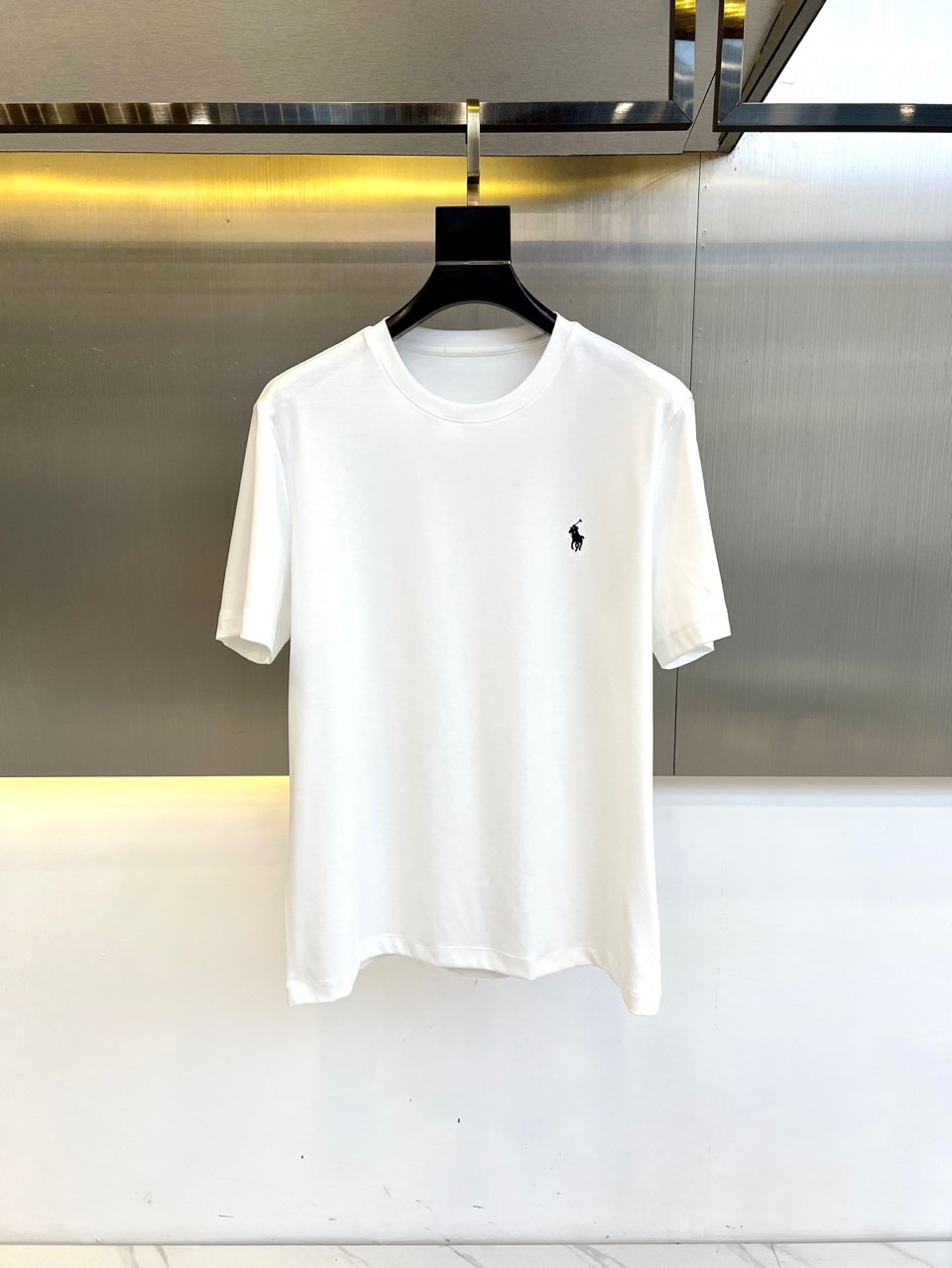 NO:124569,Polo Ralph Lauren, 2025 spring and summer men's loose short-sleeved T-shirt, released simultaneously on the official website. The classic solid color pony short-sleeved T-shirt is made of jersey fabric. The fabric is inspired by polo fabric from the 1990s. It has been reinterpreted and made of cotton yarn. The classic style: our loose silhouette. The tailoring features are low armholes, wide sleeves hanging to the elbows, round neck short sleeves, and the left side of the chest is decorated with iconic pony embroidery, top quality shipped!  48-56 (model 173, 143 catties upper body 50 sizes), loro piana, T-shirt, tees, t-shirt, alexander wang19860909Polo Ralph Lauren 劳夫拉伦、2025春夏男宽松刺短袖T 恤,官网同步发售.经典款纯色小马标短袖t恤,这款 t恤选用平纹针织面料制成.该面料灵感源自20世纪90年代的polo 面料,经重新演绎,以棉纱线制成,经典版型:我们宽松的廓形.剪裁特点为袖孔较低,宽大的衣袖垂至肘部·圆领短袖,胸前左侧饰有标志性小马刺绣,顶级品质出货！48-56（模特173,143斤上身50码）,,loro piana,T-shirt,tees，t-shirt,alexander wang,Men's clothing