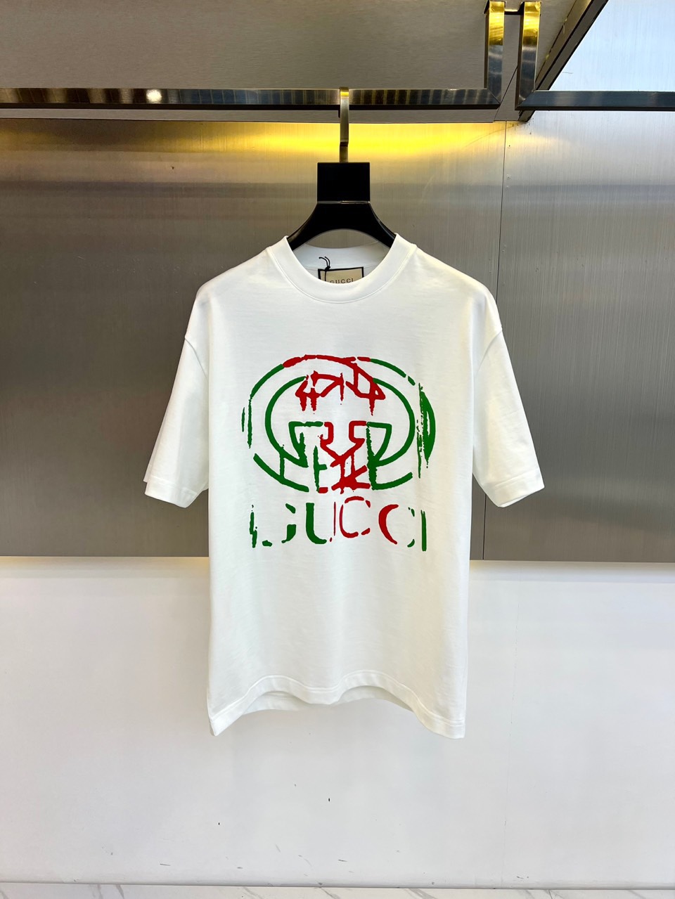 NO:124571,Gucc and 2025 Spring and Summer new series of items are launched, a very fashionable and avant-garde short-sleeved T-shirt for men and women, with eye-catching logo patterns and color block printing modification!  Different from the past, it declares the design concept that has been passed down for many years in the brand!  Its eye-catchingness is no less than any classic style, perfectly presenting the fashionable, high-end and luxurious feeling in front of the world!  Made of imported cotton materials, selected high-quality cotton fabrics, soft and soft to the touch, the real thing is definitely beyond your imagination, close to the body and breathable, even if you sweat profusely, you will not feel greasy or stuffy, and will bring sweating and moisture absorption to the extreme!  48-56 (model 173, 143 catties upper body 50 sizes), gucci, gucci, T-shirt, tees, t-shirt, alexander wang19860909Gucc古驰、2025春夏全新系列单品上线,非常时髦前卫的一款男女同款短袖T恤,醒目的logo图案彩块印花修饰！区别于以往的不同,宣示品牌传承多年的设计理念！其吸睛度完全不亚于任何经典款式,将时髦高级感与奢华感完美呈现在世人眼前！客供进口全棉材质制成,精选优质棉面料,触感软糯亲肤细腻,实物到手绝对超乎你的想象,贴身无比舒适透气,即便是汗流浃背也不会有腻身及闷热感可言,将排汗吸湿性发挥到了极致！48-56（模特173,143斤上身50码）,,gucci,gucci,T-shirt,tees，t-shirt,alexander wang,Men's clothing