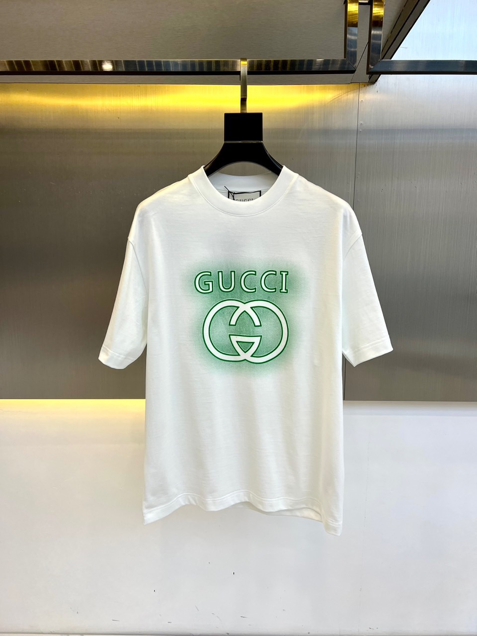 NO:124576,Gucc and 2025 Spring and Summer new series of items are launched, a very fashionable and avant-garde short-sleeved T-shirt for men and women, with eye-catching logo patterns and color block printing modification!  Different from the past, it declares the design concept that has been passed down for many years in the brand!  Its eye-catchingness is no less than any classic style, perfectly presenting the fashionable, high-end and luxurious feeling in front of the world!  Made of imported cotton materials, selected high-quality cotton fabrics, soft and soft to the touch, the real thing is definitely beyond your imagination, close to the body and breathable, even if you sweat profusely, you will not feel greasy or stuffy, and will bring sweating and moisture absorption to the extreme!  48-56 (model 173, 143 catties upper body 50 sizes), gucci, gucci, T-shirt, tees, t-shirt, alexander wang19860909Gucc古驰、2025春夏全新系列单品上线,非常时髦前卫的一款男女同款短袖T恤,醒目的logo图案彩块印花修饰！区别于以往的不同,宣示品牌传承多年的设计理念！其吸睛度完全不亚于任何经典款式,将时髦高级感与奢华感完美呈现在世人眼前！客供进口全棉材质制成,精选优质棉面料,触感软糯亲肤细腻,实物到手绝对超乎你的想象,贴身无比舒适透气,即便是汗流浃背也不会有腻身及闷热感可言,将排汗吸湿性发挥到了极致！48-56（模特173,143斤上身50码）,,gucci,gucci,T-shirt,tees，t-shirt,alexander wang,Men's clothing