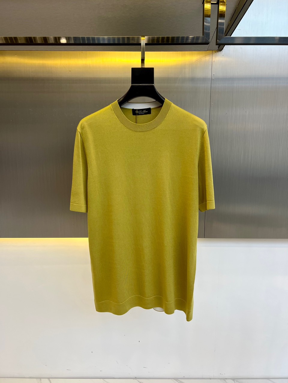 NO:124579,Loro  Piana-Lp Old Qianfeng Easy Wearing Series 2025 Spring Clothing New Product, Z-Series Coolmax Coolmax Coolmax Breathable Short-Sleeve T-Shirt. Cabinet 7K6, better wear than the original version! More comfortable in summer, the original version is the same process, S-Still Spinning, German Stoll Straight Machine 16 Knitted, Shengji DuPont Coolmax Coolmax Coolmax Coolmax Coolmax, 20Supima cotton 80Coolmax retains the cotton feeling, while being more breathable, drier, and better adapt to the hot and sweaty summer. The four-sided elastic gives the body and mind limited relaxation  Experience, compact organization, lighter than ordinary materials, and high elasticity, good recovery, QQ-elastic feel, good body feel, threaded round neck, cuffs, hem, overall more beautiful, three-dimensional, washing-resistant and elastic, not deformed, shape repeatedly adjusted, more energetic and spiritual neckline, exquisite and clear needle technology, zero pressure and no restraint optimization horizontal machine knitted Te easy to deform, etc., tighter, undeformed, comfortable and elegant all summer. 48-56 (model 173, 143 catties upper body 50 yards),,loro  piana,loro piana,T-shirt,tees,t-shirt,alexander wang19860909Loro Piana-Lp老钱风易穿搭系列2025春装新品,Z系Coolmax凉感针织透气短袖T恤.柜7K6,比塬版更好穿!夏季更舒适,塬版同工艺,S定纺纱,德国Stoll横机16针织造,升笈美国杜邦Coolmax清凉体感,20Supima棉80Coolmax保留棉感的同时,更透气,更干爽,更好适应炎热闷汗的夏季,四面弹给予身心限放松的体验感,组织紧凑,量感上又比普通的料更轻,而且高弹,恢复性都很好,手感QQ弹弹,上身体感佳,螺纹圆领、袖口、下摆,整体更美观立体耐洗涤弹力佳不变形造型经反复调整更提气显精神领口、袖笼精致明收针工艺,零压无束缚优化横机针织Te易变形等缺点,更紧致,不变形,惬意优雅整个夏天.48-56（模特173,143斤上身50码）,,loro piana,loro piana,T-shirt,tees，t-shirt,alexander wang,Men's clothing