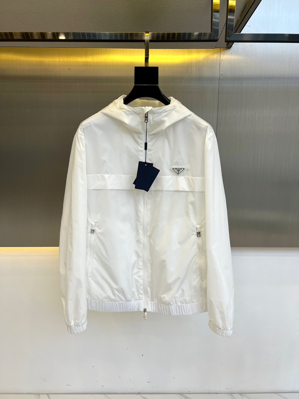 NO:124575,[Spot early in the early spring] Prad Pula, 2025 spring and summer casual hooded jacket, the latest fashionable casual zipper jacket, this jacket is made of light and thin technical fabrics specially customized by P home. The surface is neat and smooth and shiny. The texture is obvious through the screen. The upper body is comfortable, light and not stuffy, perfectly improving the overall luxury and class, and the high-end luxury atmosphere can be obtained at a glance! Basically, regular jacket style cut, the upper body is versatile and simple, and it is easy to deal with various occasions and environments. It is undoubtedly a must-have item for daily commuting!  48-56 (model 173, 143 catties upper body 50 sizes), prada, prada, jackets & coats, jackets & coats, hats, alexander wang19860909【早春现货抢先发售】 Prad普拉、2025春夏休闲连帽夹克,最新时尚休闲拉链夹克,此款夹克外套选用了P家专业定制的轻薄科技面料制成,表面整洁光滑且富有光泽,质感透过屏幕都显而易 见,上身舒适轻盈不闷热,完美提升了整体的奢华档次感,一眼就能Get到的高端奢华气息!基础常规的夹克版型裁剪,上身百搭简约不挑人,轻松应对各种场合与环境,属于日常通勤必备的臻品无疑！48-56（模特173,143斤上身50码）,,prada,prada,jackets & coats,jackets & coats,hats,alexander wang,Men's clothing