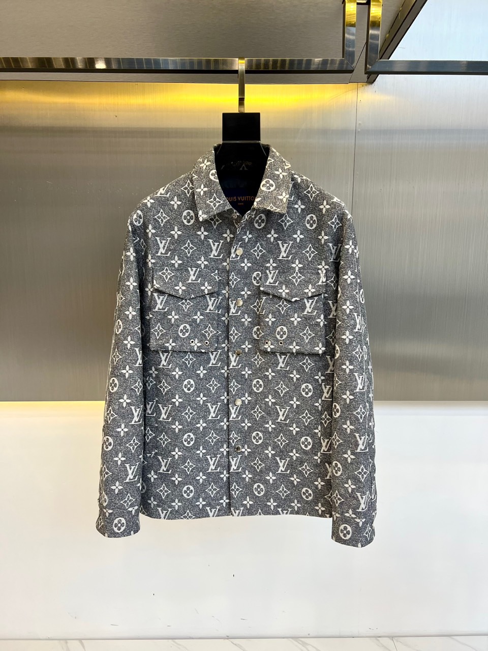 NO:124578,LOUIS VUITTON/Louis, 2025 early spring new jacquard jacket. Hardware details are shipped in full quality!  Customized high-end fabrics are customized, with precision weaving, cotton skin-friendly and breathable, and have a purified luster and wear resistance. They are not easy to deform after wearing for a long time. The style and workmanship are of good quality. The exquisite craftsmanship creates a full flower pattern and the upper body has a great effect!  Suitable for fashionable men's daily outfits. 48-56 (model 173-140 catties upper body 50 sizes), louis vuitton,louis vuitton,jackets & coats,jackets & coats,alexander wang19860909LOUIS VUITTON/路易、2025早春新品提花夹克外套.五金细节全品相出货！客供定制高端面料,织布精密,有着棉的亲肤透气性,又有着涤的光 泽感与耐磨性,久穿而不易变形,版型做工品质都很好,精湛工艺打造满幅老花图案、上身效果超级棒！适合时尚潮男日常出街穿搭.48-56（模特173-140斤上身50码）,,louis vuitton,louis vuitton,jackets & coats,jackets & coats,alexander wang,Men's clothing