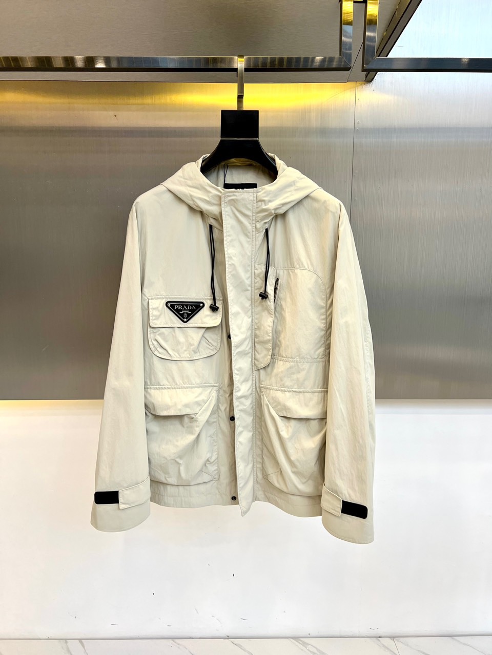 NO:124581,Prad Pula, the latest 2025 P-class original single men's casual outdoor workwear hooded jacket, trading company channel goods, woven fabrics, and the ace-level hottest products of each season, which are like classic signature textbooks!  A set with a very aesthetic tone of P-Book, dominated by fabrics and quality, continues the essence of normal design, with label elements perfectly embedded, which is a distinctive feature of identity and is quite distinctive!  Customer-supplied imported fabrics, the fabric has first-class texture, slightly elastic, excellent scratchiness and boneiness, and the capable and neat cuts, and the upper body effect is excellent!  It can sweep the wardrobe with any top matching, with wide compatibility, fully supporting the whole season matching items, and is both daily outdoor sports and leisure!  48-56 (please report height and weight by placing an order),,prada,prada,jackets & coats,hats,alexander wang19860909Prad普拉、2025最新款P家原单男士休闲户外工装连帽夹克,贸易公司渠道货,梭织面料,每一季的王牌级爆款担当,俨然属于经典招牌教科书般存在！极具P家美学基调的一套,以面料和品质为主导,延续了常态化的设计精髓,标签化元素完美嵌入,属于身份的特色彰显,辨识度颇为鲜明！客供进口面料,面料质地一流,略带弹力,挺刮度与筋骨感极好,干练利落的裁剪,上身效果极好！可横扫衣橱任何的上装搭配,兼容性广泛,完全撑起整季搭配单品,日常户外运动休闲兼备！48-56（下单请报身高体重）,,prada,prada,jackets & coats,hats,alexander wang,Men's clothing