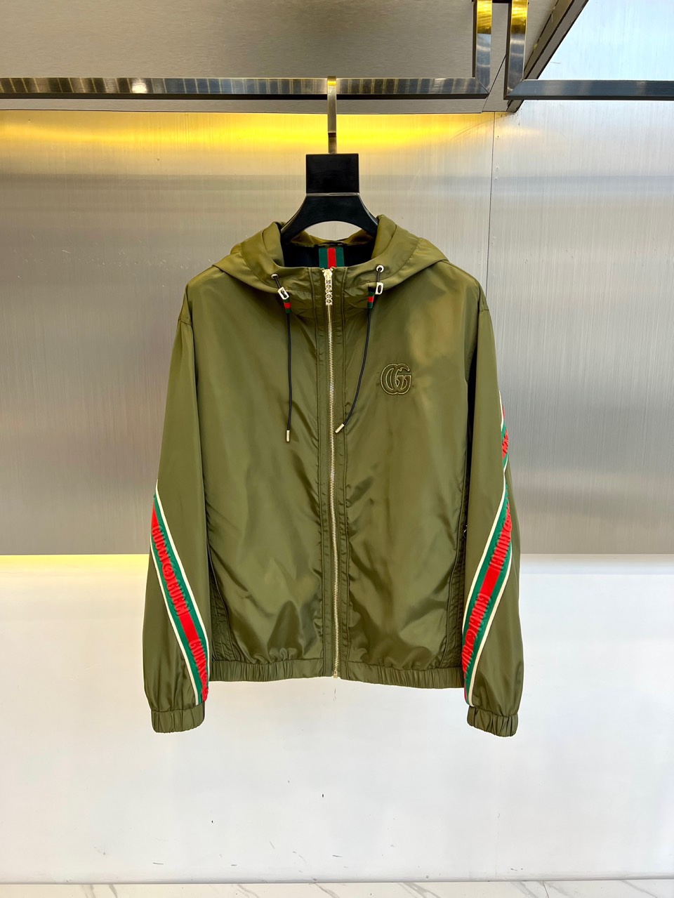 NO:124583,Gucc and 25s spring and summer new jacket jacket series, with waterproof coating on the back of the fabric, customized Ykk zipper, Gucci retro logo patches with light lining, and the sports style in Gucci aesthetics echoes each other. Gucci retro logo shines again in the overture series!  Easily advance the sense of fashion, with extremely exquisite workmanship and neat and meticulous wiring!  A masterpiece of a big-name designer!  Super fashionable and handsome upper body!  48-56 (model 173, 143 catties upper body 50 sizes), gucci, gucci, jackets & coats, alexander wang19860909Gucc古驰、25s春夏新品夹克冲锋衣系列,面料反面加防水涂层 定制Ykk拉链,Gucci复古标识贴饰轻薄衬里,Gucci美学中的运动风格交相呼应.Gucci复古标识在无边序曲系列中再次绽放异彩！轻松将时髦感进阶,做工极为考究严谨,走线工整细致！大牌设计师巨作！上身超级时尚帅气！48-56（模特173,143斤上身50码）,,gucci,gucci,jackets & coats,alexander wang,Men's clothing