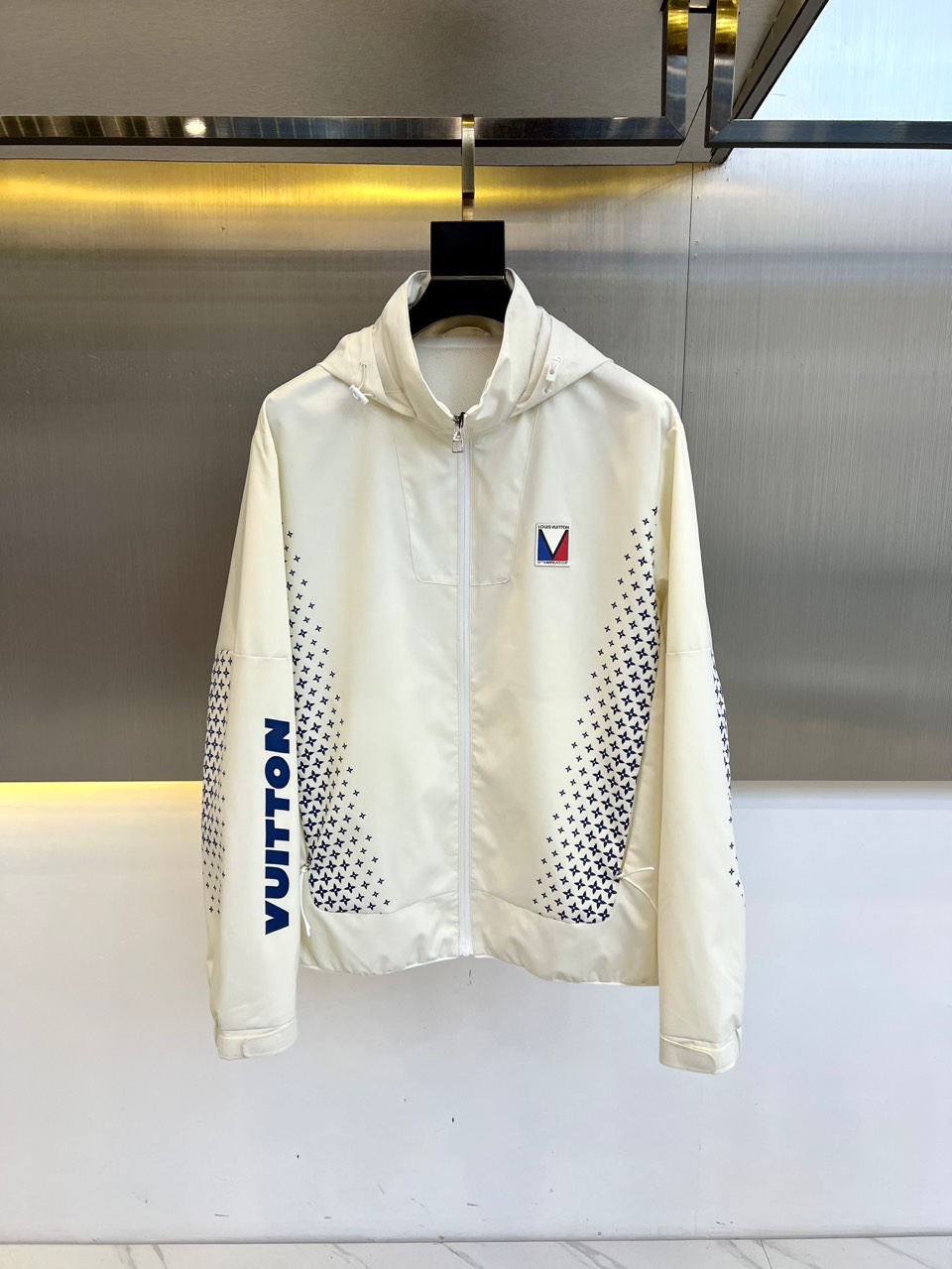 NO:124585,1v, 2025 new spring fashion casual jacket printed hooded jacket, light luxury retro high street style, unquestionable popular products are still created in the style of the popular light luxury retro sports series. This style has a strong youthful style. This is also the theme matching series of early spring this year, giving people a dynamic and personalized sense of fashion, giving people a very high-end feeling, and it also shows that the high street personality is unique. Everyone who sees this style will involuntarily look at it. The upper body effect is amazing, fashionable, luxurious, class, vitality, and high street can be fully demonstrated, and the recognition is even more handsome and stylish!  Easily create a cool and handsome atmosphere. The printed brand is full of old-fashioned sense. It is particularly eye-catching in the low-key and fashionable contrasting design. The loose style is versatile and can be controlled by any figure!  Original custom imported memory silk fabric is light and breathable!  A complete set of mold opening hardware accessories, the workmanship quality depends on the details!  48-56 (model 173, 143 catties upper body 50 sizes), Jackets & coats, Jackets & coats, Hats, Alexander wang198609091v、2025新品春款时尚休闲夹克印花连帽外套,轻奢复古高街风尚, 毋庸置疑的人气爆款单品,依旧是高人气轻奢复古运动系列的风格打造,此款的青春格调感相当之强,这也是今年早春的主题搭配系 给人一种活力个性的时髦感 给人的感觉相当之高级 更是独显高街个性感 每一个看到此款的人都会不由自主的侧目吧 上身效果十分惊人,时尚,奢华,档次,活力,高街都能全面彰显 并且辨识度更是一眼可知设计帅气有型！ 轻松营造酷帅氛围感 ,满印的品牌老花高级感满满,在低调又时髦撞色设计特别吸睛,宽松版型百搭人,任何身材都能驾驭！原版定制进口记忆丝面料质感轻盈透气！全套开模五金配件,做工品质看细节！48-56（模特173,143斤上身50码）,,jackets & coats,jackets & coats,hats,alexander wang,Men's clothing