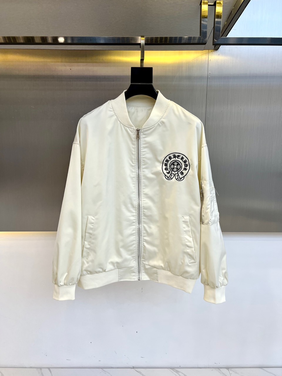 NO:124589,Chrome Croxin and 2025 new men's baseball jackets continue the essence of normal design, with label elements perfectly embedded, which is a distinctive feature of identity and is quite distinctive!  The fabric has first-class texture, excellent straightness and boneiness, and is capable and neatly cut, and the upper body effect is excellent!  It can sweep the wardrobe with any top matching, with wide compatibility, satisfied with various daily outfits, and has a lot of top styles!  48-56 (model 173, 143 catties upper body 50 sizes), chrome hearts, chrome hearts, jackets & coats, jackets & coats, alexander wang19860909Chrome克罗心、2025新品男士棒球服夹克外套,延续了常态化的设计精髓,标签化元素完美嵌入,属于身份的特色彰显,辨识度颇为鲜明！面料质地一流,挺刮度与筋骨感极好,干练利落的裁剪,上身效果极好！可横扫衣橱任何的上装搭配,兼容性广泛,满足于日常各种穿搭,上身型款十足！48-56（模特173,143斤上身50码）,,chrome hearts,chrome hearts,jackets & coats,jackets & coats,alexander wang,Men's clothing