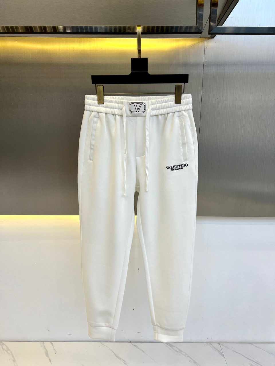 NO:147037,VT Valentino and FW new style trousers, fixed-woven and dyed pure cotton material, comfortable and soft, simple English letter logo in the pocket, adjustable drawstring, elastic trousers, very delicate, clear and transparent, delicate and orderly knitting technology creates the initial soft texture of cotton, exquisite texture, and exquisite texture. The texture of the weaving surface is the most powerful proof that the elastic waist drawstring waist design and matching shape belongs to the latest sharpening reform body end engraving logo words logo design adopts several machines and tens of thousands of needles embroidery technology, adding charm to extend fashion inspiration!  48-56 (please report height and weight by placing an order), valentino, alexander wang19860909VT华伦天奴、 FW新款卫裤,定织定染纯棉料 舒适柔软,口袋处简约英文字母logo标,可调节抽绳,松紧裤头,非常精致,清肤透爽细腻有序的针织工艺造就了棉质最初的那份柔软质感工艺考究,织面的质感就是最有力的证明弹性腰围抽绳收腰设计搭配造型属于最新的锐化改革体端头镌刻标识字样标识设计采用数械万针刺绣工艺,平添魅力延伸时尚灵感！48-56（下单请报身高体重）,,valentino,alexander wang,Men's clothing