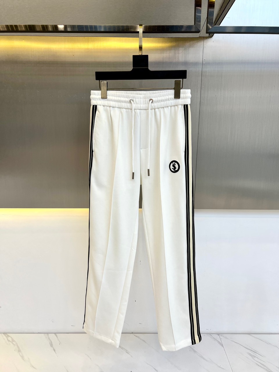 NO:146983,YSL Saint Laurent, 25 new casual straight-leg pants. The representative new Majira webbing casual pants, the classic retro concept reshapes the street sports style pants line. The upper body effect is nice. The Moscow 100% high-density ribbed cotton fabric is preferred. The feel is thick and soft. The texture is invincible and comfortable and breathable. The fabric is high-end, and the upper body droops are quite good!  Excellent style, recommended must-entry!  48-56 (model 173, 143 catties upper body 50 sizes),,masion margiela,saint laurent,saint laurent,alexander wang19860909YSL圣罗兰、25新款休闲直筒裤.极具代表性的马吉拉织带新品休闲裤装,经典复古理念重塑了街头运动风格裤线.上身效果nice.优选莫斯科百分百高密度罗纹棉面料.手感厚实柔软.质感无敌舒适透气 面料高档,上身垂感相当不错！版型极佳 ,推荐必入！48-56（模特173,143斤上身50码）,,masion margiela,saint laurent,saint laurent,alexander wang,Men's clothing