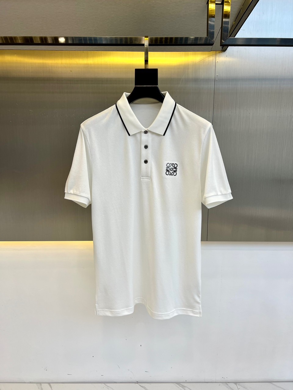 NO:125958,Loew, 25s spring and summer casual recommendations for new business casual styles for men's short-sleeved lapel t-shirt polo shirts, classic embroidery logos, carefully interpret the brand classics, can be based and worn outside, practical ace products!  Absolutely hot-selling style, excellent color, classic core model, keeping simple, clean and atmospheric design concepts. The selected bead flooring cotton feels soft and delicate, close to the body and skin-friendly, has good moisture absorption, and the toughness and elasticity of the fabric are not inferior at all. After washing for a long time, it will not deform, creating a generous visual sense, and fully exert structural details!  Combination standard cut, super positive style. 48-56 (model 173, 143 catties upper body 50 sizes), loewe, loewe, T-shirt, tees, t-shirt, alexander wang19860909Loew罗意威、25s春夏休闲推荐商务休闲新款男士短袖翻领t恤polo衫,经典刺绣logo 精心诠释品牌经典,可打底可外穿,实用的王牌产品！绝对补单爆款,色系超赞,经典核心款,保持简单,干净,大气的设计理念.甄选珠地棉手感软糯细腻,贴身穿亲肤,吸湿性好,面料韧度和弹性也丝毫不逊色,久洗不变形,打造大方视感,结构细节充分发挥！合体标准裁剪,版型超正.48-56（模特173,143斤上身50码）,,loewe,loewe,T-shirt,tees，t-shirt,alexander wang,Men's clothing