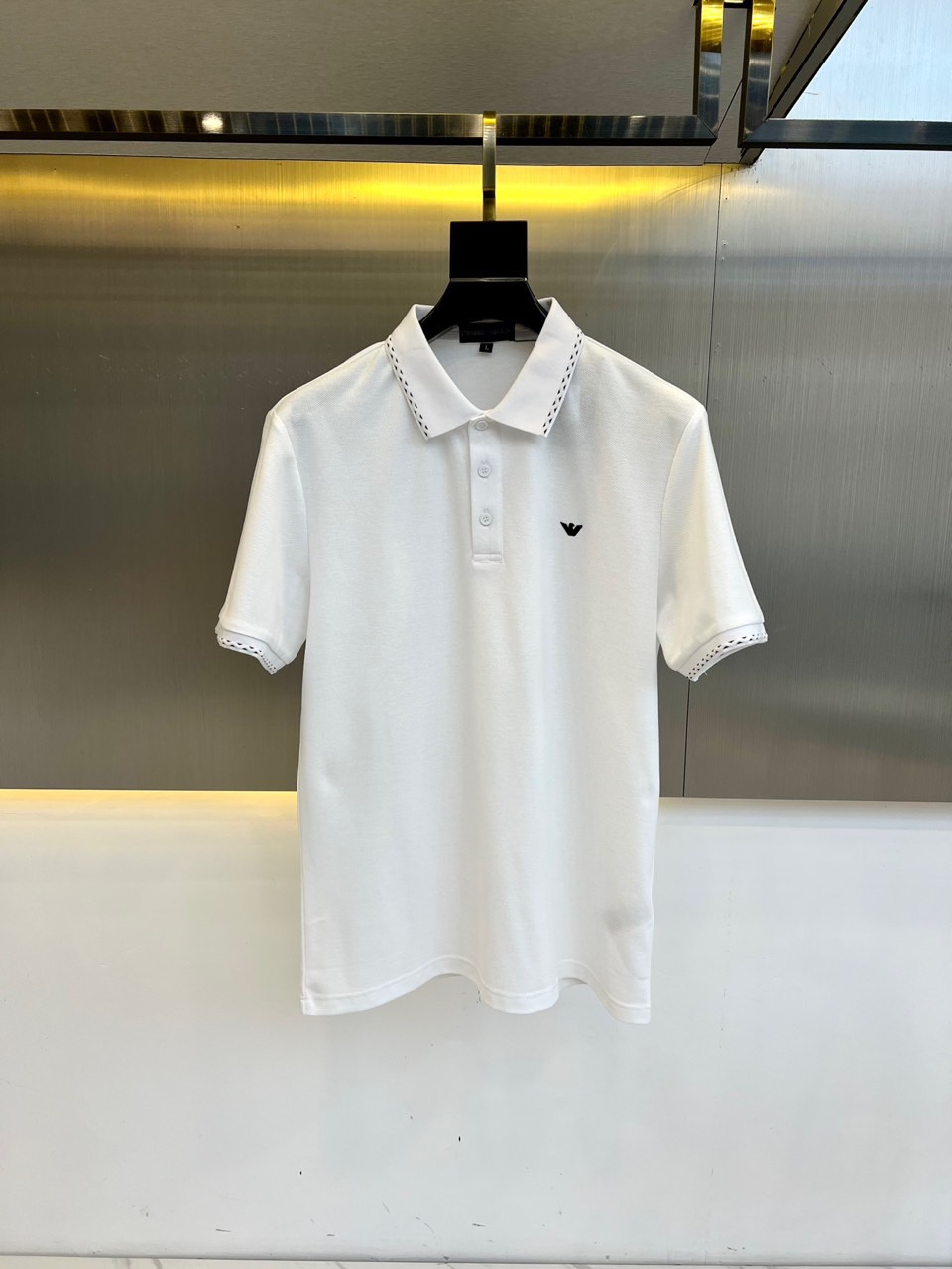 NO:125962,ARM Armani, 2025 spring and summer new men's summer business casual lapel polo short-sleeved T-shirt, this model is top-grade bead mercerated cotton fabric, with breathable and comfortable design elements very beautiful, brand logo seiko embroidery, the best POLO of the year is equipped with high-end bead mercerated material, which ensures amazing comfort and breathability, and also ensures a good style and natural drooping. The details in each part are quite exquisite and not vulgar, and the upper body is atmospheric and simple and not vulgar. Fashionable and versatile single product!  48-56 (model 173, 143 catties upper body 50 sizes), Armani, T-shirt, tees, t-shirt, alexander wang19860909ARM阿玛尼、2025春夏新品男士夏季商务休闲翻领polo短袖T恤,此款为顶级珠地丝光棉面料,透气舒适设计元素非常好看,品牌标识精工刺绣,年度最佳POLO 配置了高端的珠地丝光材质打造,保证了惊人的舒适性跟透气性以外,更是保证了良好的版型跟自然的垂感,每一处的细节都是相当的精致跟不俗,上身大气简约又不俗气.时尚百搭单品！48-56（模特173,143斤上身50码）,,armani,T-shirt,tees，t-shirt,alexander wang,Men's clothing