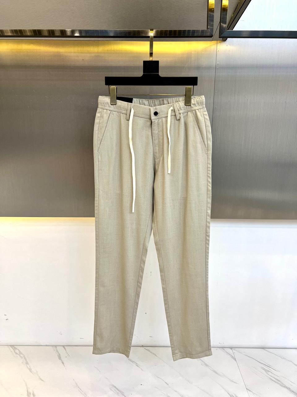 NO:125965,Zegna, 25SS spring and summer latest thin style tinsel cotton and linen blended pull-out casual pants are made of imported tensel linen fabrics. The fabric feels silky and refreshing, with super light texture, breathable and moisture-absorbing properties, which are very cool and comfortable to wear in summer and will not feel stuffy. Such high-end fabrics are not comparable to those on the market!  The embroidered logo decoration on the back of the trousers, the recognition of classic elements full of recognition is obvious at a glance!  The details of the auxiliary materials are also exquisite and in place!  The casual trouser trouser style and casual style are a powerful tool for fashionable men. They can definitely add several levels to your appearance and grade!  29-38, No 35,37 (please report height and weight by placing an order), zegna, alexander wang19860909Zegna杰尼亚、 25SS春夏最新轻薄款天丝棉麻混纺抽身休闲裤,采用客供进口天丝亚麻面料制成,面料手感丝滑清爽,超级轻薄的质感,透气与吸湿性能极为强大,夏天穿着非常凉爽舒适,不会觉得闷热,如此高端的面料不是一般市面LOW可以媲美的！裤身后兜刺绣徽标饰,充满辨识度的经典元素辨识度一目了然！辅料细节同样精致到位！休闲束脚裤装版型剪裁,随性百搭的款式,堪称可以成就时尚男士的重磅利器,绝对可以让你的颜值与档次增添好几个层面！29-38,无35,37（下单请报身高体重）,,zegna,alexander wang,Men's clothing