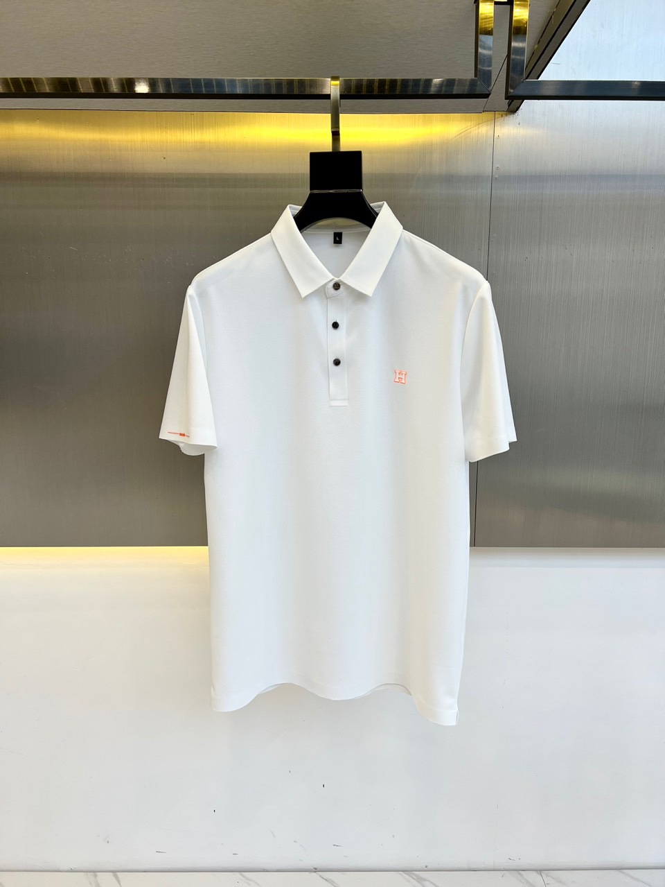 NO:125967,H Hermes, 2025 spring and summer new products will be released!  Men's summer business casual lapel polo short-sleeved T-shirt, this style is top-grade ice silk cotton fabric, breathable and comfortable design elements are very beautiful, and the details in each part are quite exquisite and vulgar. The upper body is atmospheric and simple and not vulgar. Fashionable and versatile item!  48-56 (model 173, 143 catties upper body 50 sizes), hermes, T-shirt,tees, t-shirt,alexander wang19860909H爱马仕、2025春夏新品发售！男士夏季商务休闲翻领polo短袖T恤,此款为顶级冰丝棉面料,透气舒适设计元素非常好看,每一处的细节都是相当的精致跟不俗,上身大气简约又不俗气.时尚百搭单品！48-56（模特173,143斤上身50码）,,hermes,T-shirt,tees，t-shirt,alexander wang,Men's clothing