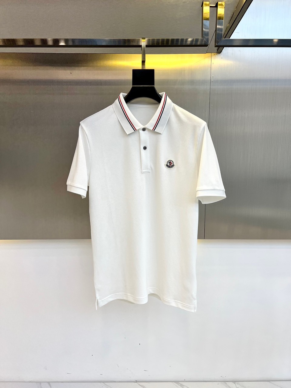 NO:125944,Mon masked mouth, new products for spring and summer 2025 will be released!  Men's summer lapel polo short-sleeved T-shirt, this style is top-grade bead mercerated cotton fabric, with breathable and comfortable design elements very beautiful, brand logo seiko embroidery, the best polo of the year is equipped with high-end bead mercerated material, which ensures amazing comfort and breathability, and also ensures a good style and natural drooping. The details in each part are quite exquisite and outstanding, and the upper body is atmospheric and simple and not vulgar. Fashionable and versatile single product!  48-56 (model 173, 143 catties upper body 50 sizes), Moncler, T-shirt, tees, t-shirt, alexander wang19860909Mon蒙口、2025春夏新品发售！男士夏季翻领polo短袖t恤,此款为顶级珠地丝光棉面料,透气舒适设计元素非常好看,品牌标识精工刺绣,年度最佳polo 配置了高端的珠地丝光材质打造,保证了惊人的舒适性跟透气性以外,更是保证了良好的版型跟自然的垂感,每一处的细节都是相当的精致跟不俗,上身大气简约又不俗气.时尚百搭单品！48-56（模特173,143斤上身50码）,,Moncler,T-shirt,tees，t-shirt,alexander wang,Men's clothing