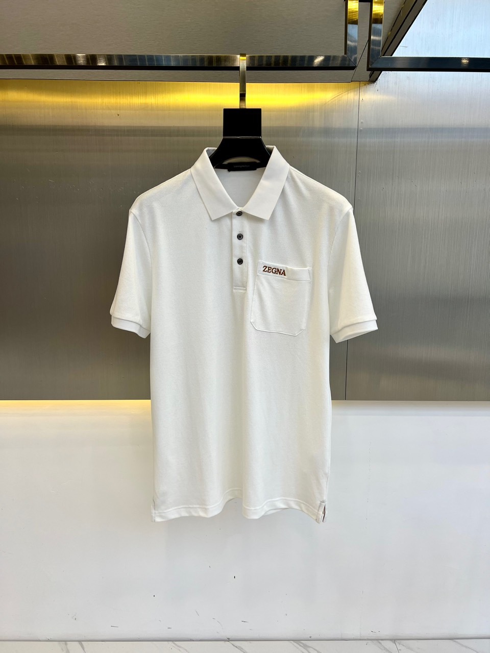 NO:125947,Zegna, 2025 new men's business and casual lapel polo shirt. Hexagonal beads and honeycomb beads. Our store owner has been promoting classic large beads and floors for eight years. POLO shirts above 60 in the counter are all this type of fabric. This is upgraded again this year!  The yarn is upgraded to PIMA cotton. Although the fabric has a certain thickness, it has unparalleled breathability and moisture-absorbing and sweating. The upper body is crisp and stylish and not easy to wrinkle. In summer, whether it is a hot outdoor or a cool air-conditioned room, it can bring you an excellent dressing experience. 48-56 (model 173, 143 catties upper body 50 yards), zegna, alexander wang19860909Zegna杰尼亚、2025新品男士商务休闲翻领polo shirt.六角珠地蜂窝珠地.本店主推了八年的经典大珠地面料,专柜60以上的POLO衫都是此款面料.今年再度升级！纱线升级为PIMA棉.面料虽有一定厚度但是得益于特殊的蜂窝织造结构,有着无与伦比的透气性能和并且吸湿排汗.上身挺括有型不易褶皱.夏天不论是炎热的室外还是清凉的空调房都能为您带来极佳的穿着体验.48-56（模特173,143斤上身50码）,,zegna,alexander wang,Men's clothing