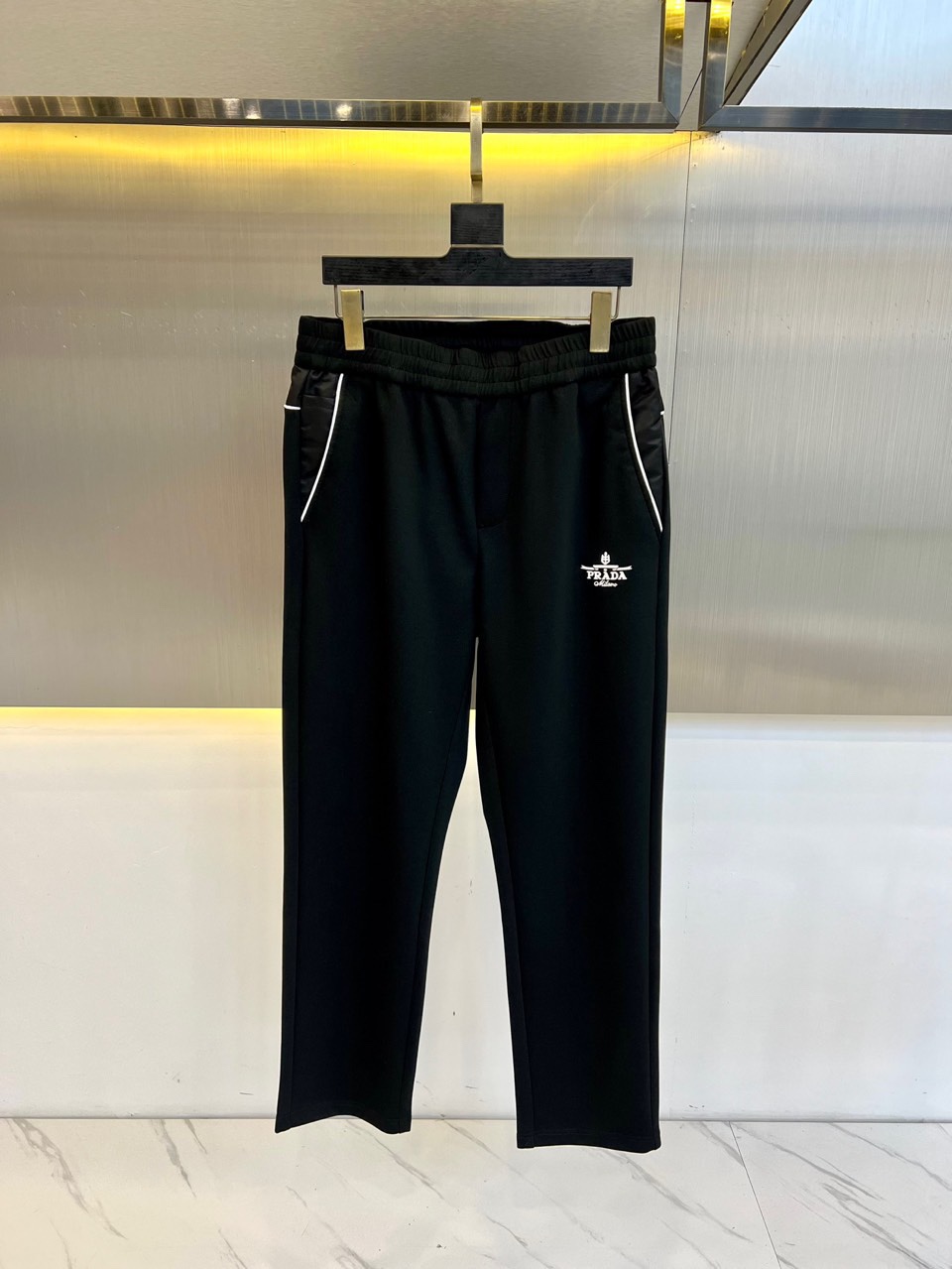 NO:147004,Prad, 25s early spring new men's casual sweatpants, this sweatpants are made of high-quality knitted cotton cloth for customers. The fabric is moderate in thickness, delicate and warm in the hand, meticulous and meticulous needle chiseling technology, and a crisp and sluggish texture, creating an excellent high-end quality, combining comfort and style!  The nylon material spliced ​​on the side of the trousers, paired with classic embroidered logos, is extremely brand recognition and classy!  48-56 (please report height and weight by placing an order),,prada,prada,alexander wang19860909Prad普拉、25s早春新品男士休闲卫裤, 此款卫裤选用客供进口优质针织棉布制成,面料厚度适中,手感细腻温润,缜密细致的针凿工艺,以及挺括垂顺的质感,造就出绝佳的高级品相,将舒适度与款型感兼备！裤身侧拼接尼龙材质设计,搭配经典刺绣logo标,极具品牌辨识度与档次感！48-56（下单请报身高体重）,,prada,prada,alexander wang,Men's clothing