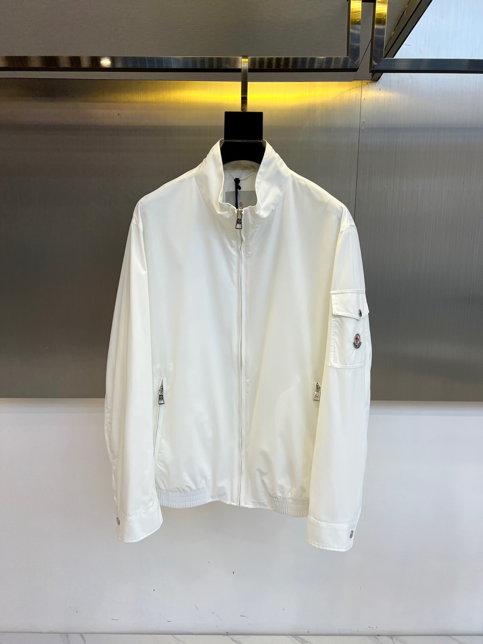 NO:125961,Mon masked and 2025s spring new stand collar patch logo jacket. It uses imported environmentally friendly fabrics, efficient, long-lasting, waterproof and breathable, and the tear-proof performance is particularly obvious!  The jacket has a simple and elegant style, light and comfortable style, and the exquisite craftsmanship reflects the unique characteristics of the brand. The unique logo of the left shoulder brand is extremely recognizable!  The elastic and tight sleeves are tight and the windproof effect is maximized!  Zipper is also an exclusive custom high-quality metal zipper, simple and atmospheric, both business and casual. 1-5 (model 173, 143 catties upper body 2 sizes), Moncler, jackets & coats, jackets & coats, alexander wang19860909Mon蒙口、2025s春装新款立领贴饰logo夹克外套.采用进口环保面料,高效持久防水透气,防撕裂性能效果尤为明显！夹克版型简约大气,轻便舒适,处处精悍的工艺体现品牌独有的特点,左肩品牌独有logo,辨识度极高！松紧收口袖子,严丝合缝的防风效果做到极致！拉链也是独家定制而成的高质感金属拉链,简约大气,商务休闲兼备.1-5（模特173,143斤上身2码）,,Moncler,jackets & coats,jackets & coats,alexander wang,Men's clothing