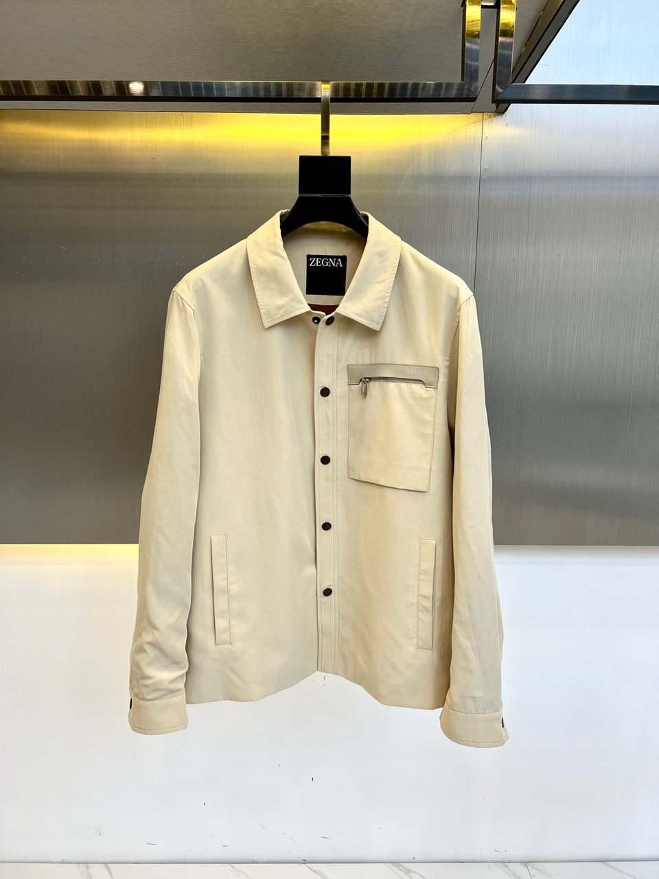 NO:125964,Zegna and ZAjia 2025 Spring and Autumn New Chest Pocket Windproof Business Casual Lapel Jacket Jacket. Fashion Stand Collar Design Men's Jacket, Fashion Casual Jacket Jacket, uses high-end and comfortable Tencel linen fabric, and the texture is very high-end and delicate, both business and casual styles. The style is versatile and suitable for all occasions. Anyone can easily control it!  48-56 (model 173, 143 catties upper body 50 sizes), zegna, jackets & coats, jackets & coats, alexander wang19860909Zegna杰尼亚、Z亚家2025春秋新款胸前口袋防风商务休闲翻领夹克外套.时尚立领设计男士外套,时尚休闲外套夹克 ,采用高档顶级舒适天丝亚麻面料面料的质感很高档细腻,商务休闲兼备款,款式百搭适合各种场合 ,任何人都可以轻松驾驭！48-56（模特173,143斤上身50码）,,zegna,jackets & coats,jackets & coats,alexander wang,Men's clothing