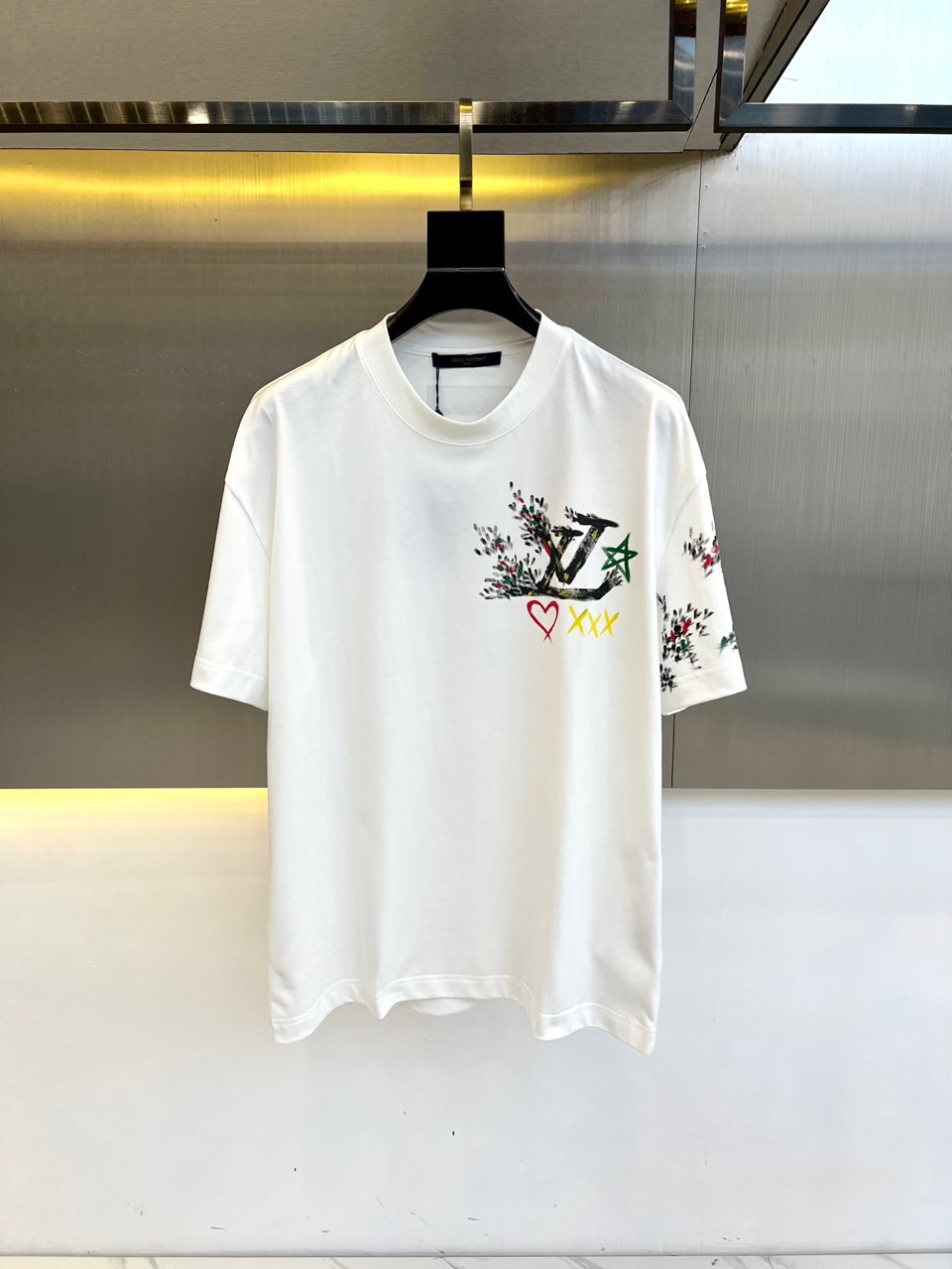 NO:125968,1v, 2025 spring and summer new cartoon letter logo hand-painted printed short-sleeved style for men and women!  This season's latest cartoon elements, duck head pattern, short-sleeved t, the front printed pattern is fun and sunny. T-shirts are really one of the most indispensable items in all seasons. The texture of D-made fabric is undoubtedly good to everyone!  Easy to control!  48-56 (model 173, 143 catties upper body 50 sizes), T-shirt,tees, t-shirt,alexander wang198609091v、2025春夏新款卡通字母logo手绘印花短袖男女同款！今季最新卡通元素鸭头图案短袖t 前面印花图案趣味又吸晴 T恤真的是四季一直不能缺的单品之一 D制面料质感毋庸置疑谁穿都好看！轻松驾驭！48-56（模特173,143斤上身50码）,,T-shirt,tees，t-shirt,alexander wang,Men's clothing