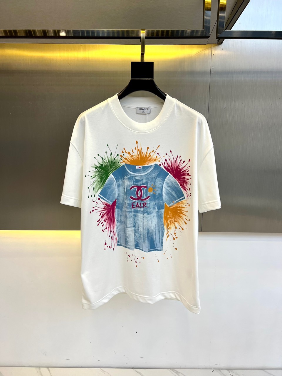 NO:125969,Ch Chanel, 2025 spring and summer new cartoon letter logo hand-painted printed short-sleeved style for men and women!  This season's latest cartoon elements, duck head pattern, short-sleeved t, the front printed pattern is fun and sunny. T-shirts are really one of the most indispensable items in all seasons. The texture of D-made fabric is undoubtedly good to everyone!  Easy to control!  48-56 (model 173, 143 catties upper body 50 sizes), chanel, T-shirt, tees, t-shirt, alexander wang19860909Ch香奈儿、2025春夏新款卡通字母logo手绘印花短袖男女同款！今季最新卡通元素鸭头图案短袖t 前面印花图案趣味又吸晴 T恤真的是四季一直不能缺的单品之一 D制面料质感毋庸置疑谁穿都好看！轻松驾驭！48-56（模特173,143斤上身50码）,,chanel,T-shirt,tees，t-shirt,alexander wang,Men's clothing