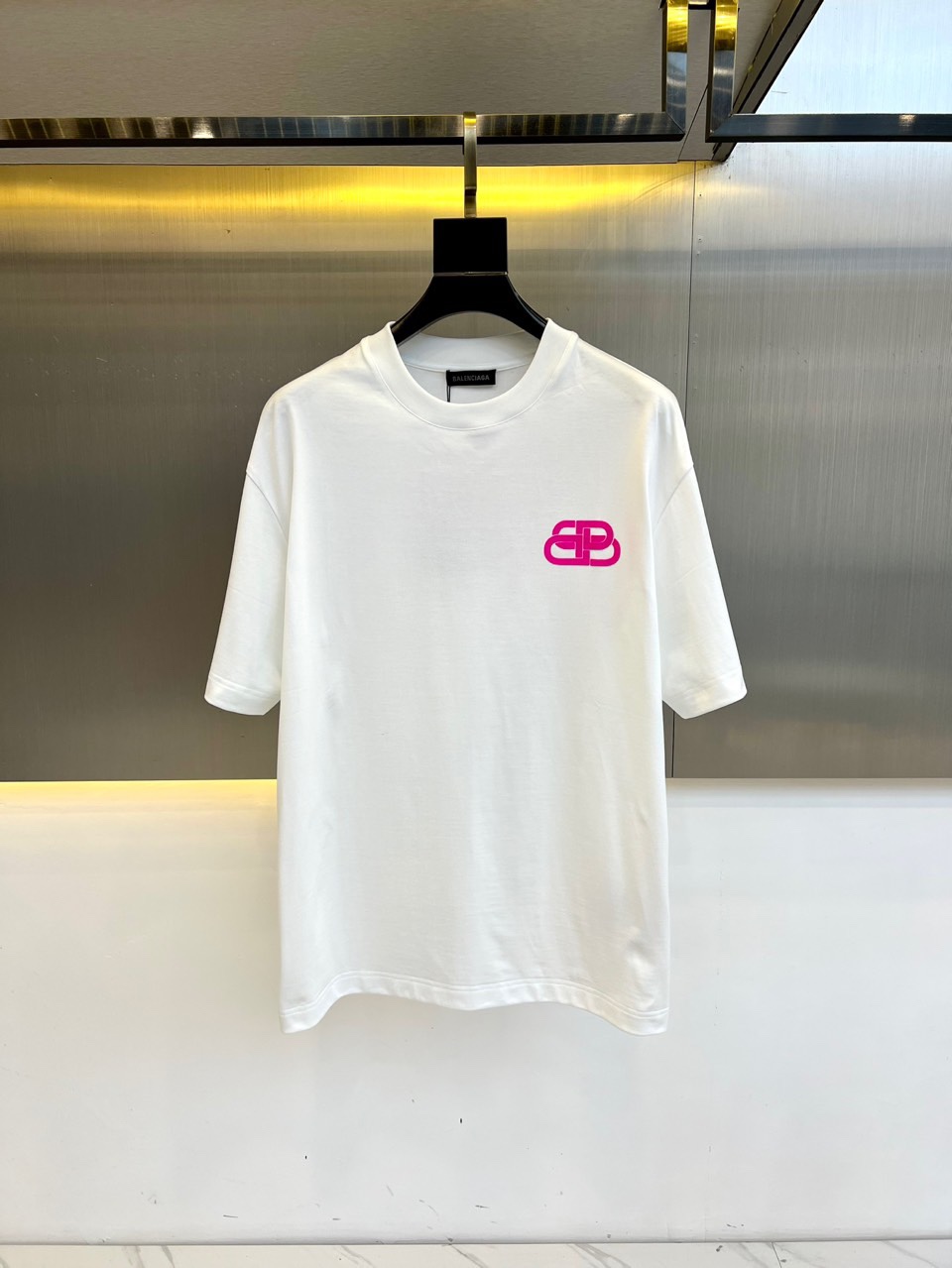 NO:125972,Babalenciaga, 2025s summer clothing new products, the latest series of logo short-sleeved T-shirts, the rhythm of each person having to hand in one piece!  Imported top pure cotton fabric is extremely skin-friendly and comfortable. It feels very delicate to the touch, has a good texture, perfectly reflecting the three-dimensional feeling. It is in line with the brand's consistent design style. It is a very good overall style. It is versatile in single wear!  48-56 (model 173, 143 catties upper body 50 sizes), ,balenciaga, T-shirt,tees, t-shirt,alexander wang19860909Ba巴黎世家、2025s夏装新品 最新系列logo短袖t恤 必须人手一件的节奏！进口顶极纯棉面料,极为亲肤舒适 摸上去非常的细腻,质感很好,完美体现立体感 符合品牌一贯设计风格,整体非常不错的一款,内搭单穿都百搭！48-56（模特173,143斤上身50码）,,balenciaga,T-shirt,tees，t-shirt,alexander wang,Men's clothing