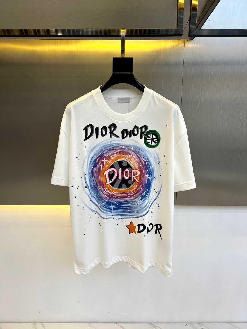NO:125974,Dio, 2025 spring and summer new cartoon letter logo hand-painted printed short-sleeved style for men and women!  This season's latest cartoon elements, duck head pattern, short-sleeved t, the front printed pattern is fun and sunny. T-shirts are really one of the most indispensable items in all seasons. The texture of D-made fabric is undoubtedly good to everyone!  Easy to control!  48-56 (model 173, 143 catties upper body 50 sizes), dior,dior,t-shirt,tees,t-shirt,alexander wang19860909Dio迪奥、2025春夏新款卡通字母logo手绘印花短袖男女同款！今季最新卡通元素鸭头图案短袖t 前面印花图案趣味又吸晴 T恤真的是四季一直不能缺的单品之一 D制面料质感毋庸置疑谁穿都好看！轻松驾驭！48-56（模特173,143斤上身50码）,,dior,dior,T-shirt,tees，t-shirt,alexander wang,Men's clothing
