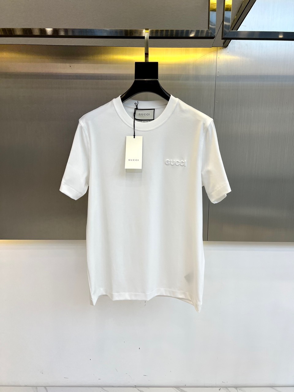 NO:125976,Gucc and 2025 spring clothing new embossed steel-printed short-sleeved T-shirts. This T-shirt is made of customized jersey cotton. The fabric is heavy, the feel is solid and soft, and the texture is crisp and stylish. Whether it is touch or visual, it gives people a high-end and comfortable feeling!  The fashionable and old color design on the chest, paired with three-dimensional embossed steel stamp logo, shows a unique personality charm!  This style is both fashionable and outstanding, and elegant. No matter how the trend changes, it can maintain its unique style, adding a casual personality, making the entire T-shirt more dynamic!  48-56 (model 173, 143 catties upper body 50 sizes), gucci, gucci, T-shirt, tees, t-shirt, alexander wang19860909Gucc古驰、2025春装新品压纹钢印短袖T恤,这款T恤采用客供定制平纹针织棉布,面料克重足,手感瓷实柔软,质感挺括有型,无论是从触感还是视觉上,都给人一种高档而舒适的感觉！胸前的时尚做旧擦色设计,搭配立体浮雕钢印标识,展现出独特的个性魅力！这种风格既时髦出众,又不失优雅,无论潮流如何变化,都能保持其独特的风采,增添了一份随性的个性,使得整款T恤更加富有动感！48-56（模特173,143斤上身50码）,,gucci,gucci,T-shirt,tees，t-shirt,alexander wang,Men's clothing