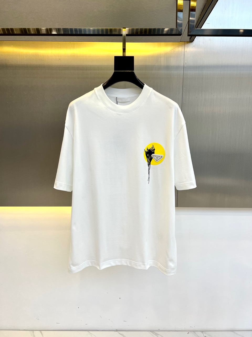 NO:125978,Prad, 2025 spring and summer men's new classic printed LOGO round neck short-sleeved T-shirt. Imported mercerated cotton fabric, the fabric feels silky and soft, has excellent breathability and skin-friendliness, is extremely comfortable to wear, and the overall texture is quite high!  The iconic franc metal triangle logo on the chest of the clothes is carefully crafted with three-dimensional technology. The contrasting color effect makes people shine, forming a sharp and strong contrast, with great recognition and class!  The regular casual loose fitting design allows both men and women to go up at will, making it easy to make you look slim and taller!  48-56 (model 173, 143 catties upper body 50 sizes), prada, prada, T-shirt, tees, t-shirt, alexander wang19860909Prad普拉、2025春夏男士新款经典印花LOGO圆领短袖T恤.进口丝光欧棉面料,面料手感丝滑柔软,透气亲肤性极佳,着身无比的舒适,整体质感相当之高！衣身胸前标志性法郎金属三角Logo,采用立体技术精心打造,撞色效果让人眼前一亮,形成鲜明的强烈对比,极具辨识度与档次感！常规的休闲宽松版型裁剪设计,男女都可随意上身,轻松凹出显瘦显高身型！48-56（模特173,143斤上身50码）,,prada,prada,T-shirt,tees，t-shirt,alexander wang,Men's clothing