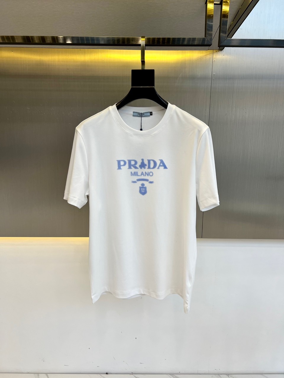 NO:125980,Prad and 25s new products are available for sale in classic P-home printed logo short-sleeved T-shirts, and the new round-neck T-shirts released every year are very nice!  The simple and generous design is not without the classic style. As for matching, you don’t have to worry about it. You can make a fuss about anything. It seems simple but it’s super careful. It looks huge and beautiful!  Slim and elegant, easy to make your look!  Adds a sense of fashion!  The upper body is comfortable, soft and skin-friendly, comfortable to touch, first-class texture, neat alignment, and rigorous and fine workmanship!  48-56 (model 173, 143 catties upper body 50 sizes), prada, prada, T-shirt, tees, t-shirt, alexander wang19860909Prad普拉、25s新品发售经典p家印花logo短袖t恤,每年出的新款圆领t恤都很nice！简单大方的设计不失经典风格,至于搭配根本不用发愁,随便一搭都可以炸街.看似简单却超用心算了,上身巨好看！修身且气质,轻轻松松凹造型！更加增添时髦感！上身舒适柔软亲肤,手感舒适,质感一流,对位工整,走线严谨做工精细！48-56（模特173,143斤上身50码）,,prada,prada,T-shirt,tees，t-shirt,alexander wang,Men's clothing