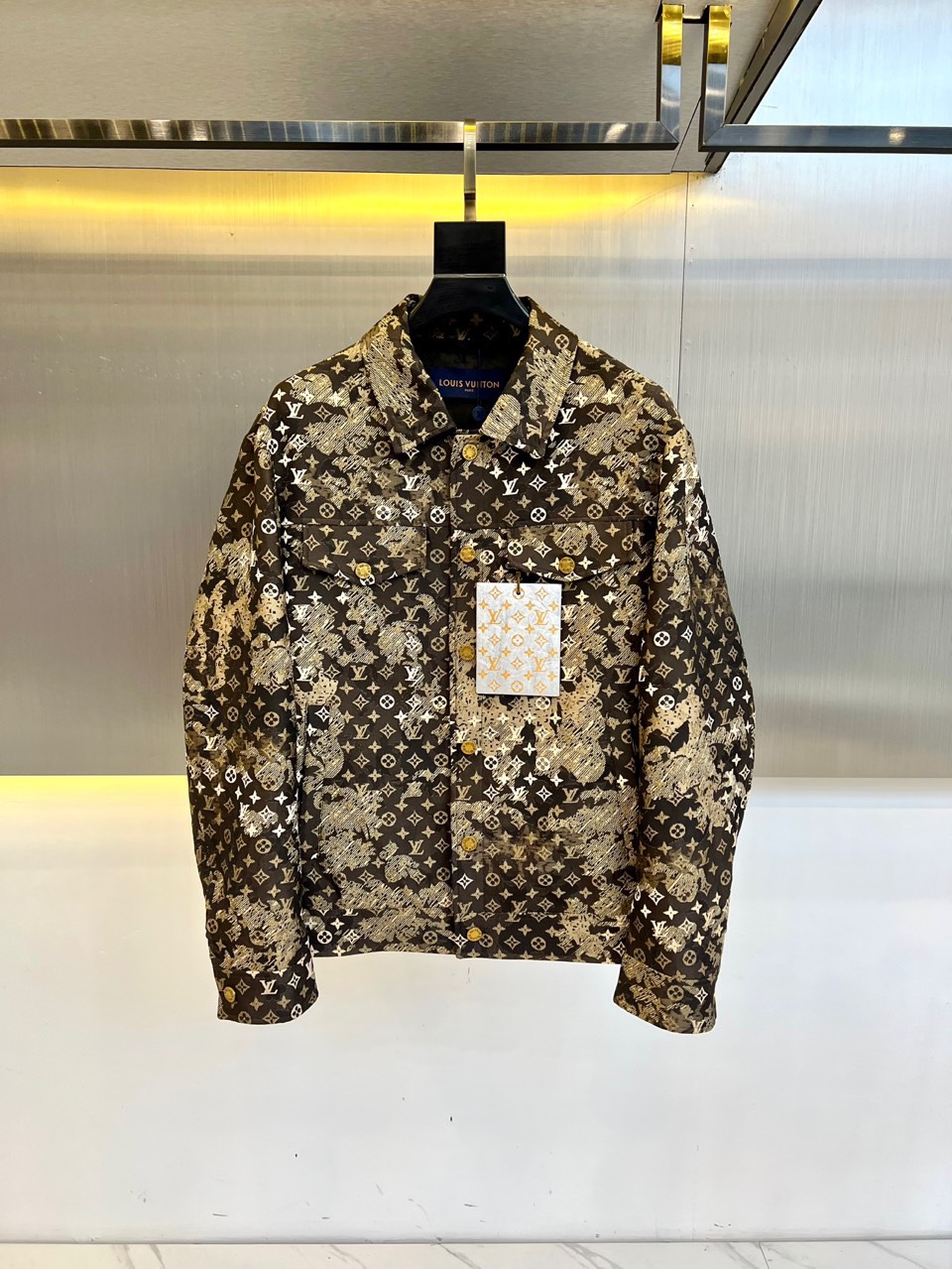 NO:125982,1v Vuitton, 2025 spring and summer new men's jungle camouflage mosaic denim jacket jacket, imported yb fabric, with wide texture and smooth feel, using smooth texture to build elegant and sporty silhouette, pixel effect printing of mosaic texture reshapes classic patterns, Louis Vuitton sign logo on chest, dark and light contrasting color mosaic plaid jacquard texture texture high-end fashionable, double pockets on chest embellish the overall shape jacquard letters highlight the brand tone, and artwork that cannot be copied. 48-56 (model 173, 143 catties upper body 50 sizes),,louis vuitton, jackets & coats, jackets & coats, alexander wang198609091v威登、2025春夏新品男装丛林迷彩马赛克牛仔夹克外套,进口yb面料,质感挺阔,手感顺滑,采用顺滑质感构筑雅致运动廓形,马赛克纹理的像素效果印花重塑经典图案,胸前路易威登标牌标识,深浅撞色马赛克格子提花肌理质感高级时髦,胸前双口袋点缀整体造型提花字母凸显品牌调性,不可复制的艺术品.48-56（模特173,143斤上身50码）,,louis vuitton,jackets & coats,jackets & coats,alexander wang,Men's clothing