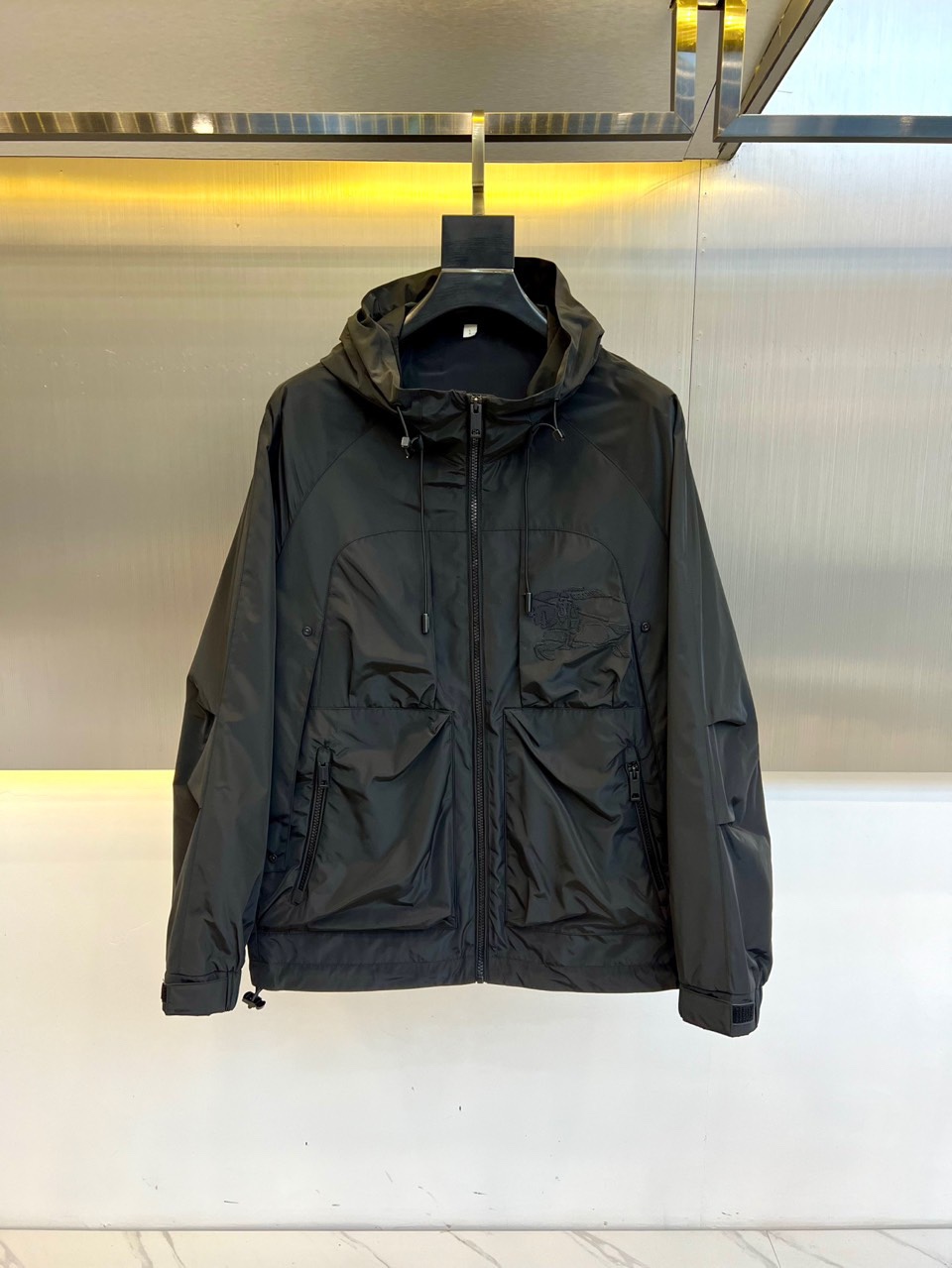 NO:131644,The main recommendation is Burbery's new outdoor sports jacket jacket in the early spring, made of the most popular environmentally friendly polyester memory fabric, a high-end outdoor sports and leisure series, which is very popular in sports trends!  BUR's latest special material, memory fabric, also known as memory cloth, refers to fabrics with morphological memory functions, which instantly kills all versions on the market. It can only be said that it is not a level of existence at all. Whether it is material, detail restoration and craftsmanship, you are not afraid of any challenges. Just to contribute wonderful products to everyone. As always, it is consistent. A style that implements the core concept of BUR tightly ties the plaid and fashion, always maintains perfection, a simple but not simple design style that perfectly meets the outfit you need in daily life. 48-56 (model 173, 143 catties upper body 50 sizes), ,burberry, jackets & coats, jackets & coats, alexander wang19860909主推 Burbery博柏力 s早春新品户外运动夹克外套,最近比较火热的环保聚酯纤维记忆面料制作而成,高端户外运动休闲系列,非常火热运动风潮！BUR最新研发的特殊材质,记忆面料也叫记忆布,是指具有形态记忆功能的面料,秒杀市面上一切版本,只能说根本就不是一个级别的存在,不管是材质还是细节还原度以及工艺制作方面,不惧任何挑战,只为给大家奉献绝妙产物一如既往,始终如一,贯彻了BUR核心理念的一个款式将格纹与时尚紧紧的捆绑在一起,时刻保持完美,简约而不简单的的设计风格,完美的满足了你日常所需要的穿搭.48-56（模特173,143斤上身50码）,,burberry,jackets & coats,jackets & coats,alexander wang,Men's clothing