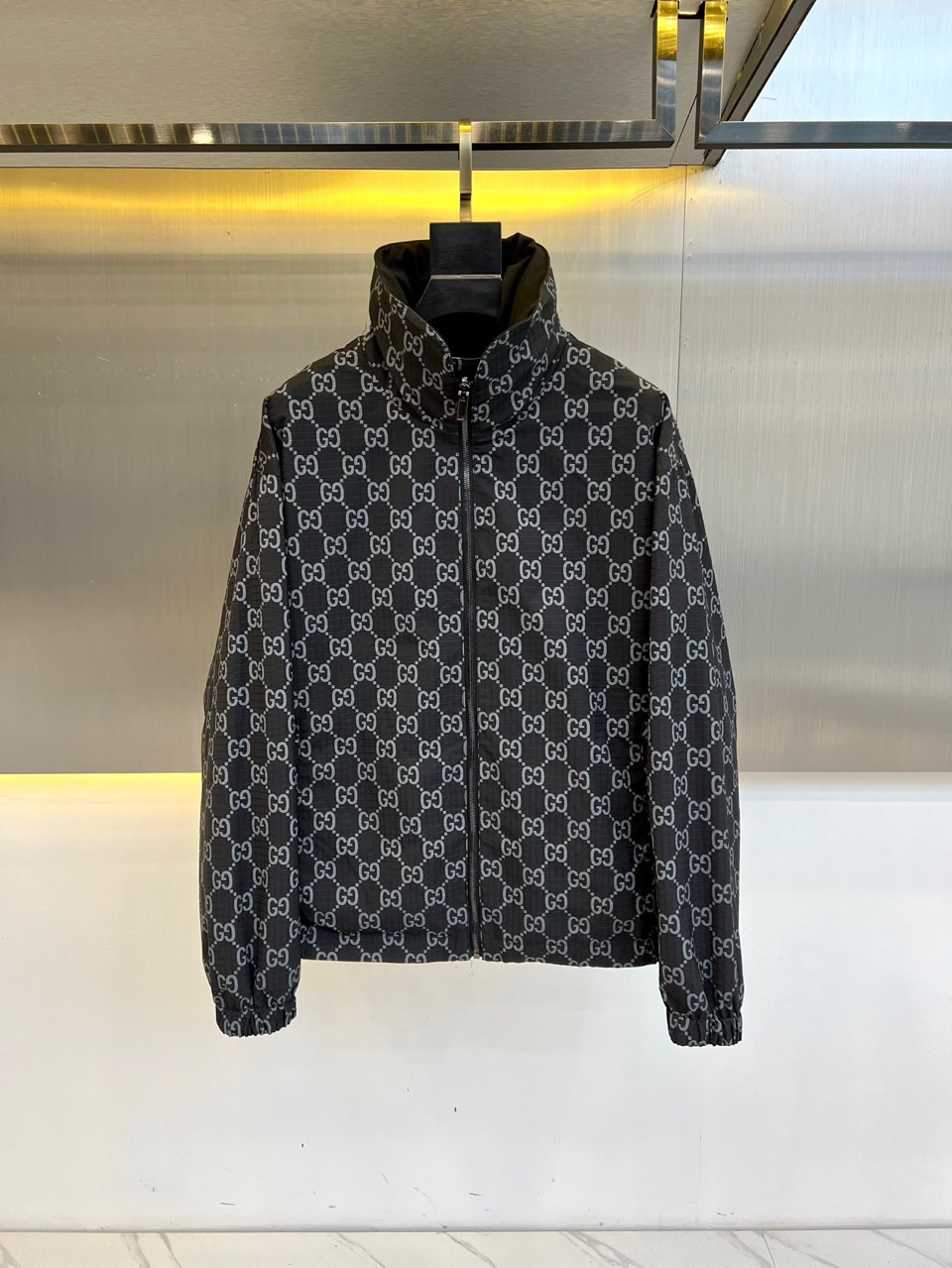 NO:487356,Gucc and 25FW new classic double-sided black printed presbyterian jackets long-sleeved jackets. The GG pattern adds color to the series with unique colors and fabrics (linen-blend fabric and nylon). This design is available in two colors. One side is made of double-sided zipper jackets with gray twill nylon GG jacquard fabric on one side, and the other side is made of plain canvas; the other black is also made of twill nylon GH jacquard and plain canvas. The entire style is made of Gucci embroidery details to add the finishing touch to the whole look. It is matched with hoods, two side pockets, and the hat and hem can be adjusted and elastic. The style is novel and unique, comfortable and atmospheric, and the same style for men and women. It is highly recommended to buy it!  48-56 (model 173, 143 catties upper body 50 sizes), gucci, gucci, jackets & coats, jackets & coats, hats, alexander wang19860909Gucc古驰、25FW新款经典双面黑色印花老花冲锋衣长袖外套夹克.GG图案以别出心裁的色彩和织物(亚麻混纺面料和尼龙)组合为该系列增色添彩.此款设计为两个颜色可供选择.一面是采用双面拉链夹克一面以灰色斜纹尼龙GG提花面料打造,另一面甄选平纹帆布制作；二黑色也采用斜纹尼龙GH提花与平纹帆布制作而成.整个款式以Gucci刺绣细节为整个造型添饰点睛之笔.搭配有兜帽,两个侧袋,帽子与下摆可调节松紧.款式新颖独特,穿着舒适大气,男女同款,强烈推荐入手！48-56（模特173,143斤上身50码）,,gucci,gucci,jackets & coats,jackets & coats,hats,alexander wang,Men's clothing