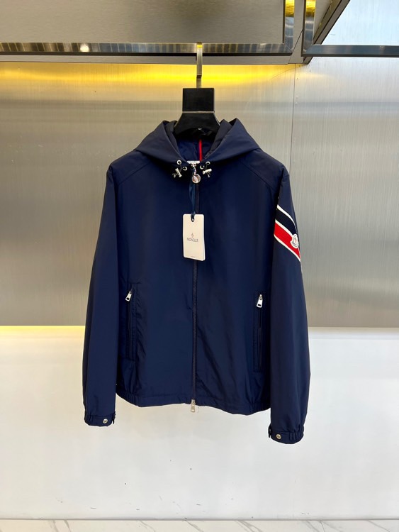 NO:524418,The main recommendation is Moncler cover, 2025 autumn, winter and autumn men's Aolama series black hooded three-color trim jacket. It uses imported environmentally friendly fabrics, and the tear-proof performance is particularly obvious!  The jacket has a simple and elegant style, light and comfortable style, and the exquisite craftsmanship reflects the unique characteristics of the brand. The unique logo of the left shoulder brand is extremely recognizable!  The elastic and tight sleeves are tight and the windproof effect is maximized!  Zipper is also an exclusive custom high-quality metal zipper, simple and atmospheric, both business and casual. 48-56 (model 173, 143 catties upper body 50 sizes), Moncler, jackets & coats, jackets & coats, hats, alexander wang19860909主推 Moncler蒙口、2025秋冬秋款男士Aolama系列黑色连帽三色饰边外套.采用进口环保面料,防撕裂性能效果尤为明显！夹克版型简约大气,轻便舒适,处处精悍的工艺体现品牌独有的特点,左肩品牌独有logo,辨识度极高！松紧收口袖子,严丝合缝的防风效果做到极致！拉链也是独家定制而成的高质感金属拉链,简约大气,商务休闲兼备.48-56（模特173,143斤上身50码）,,Moncler,jackets & coats,jackets & coats,hats,alexander wang,Men's clothing