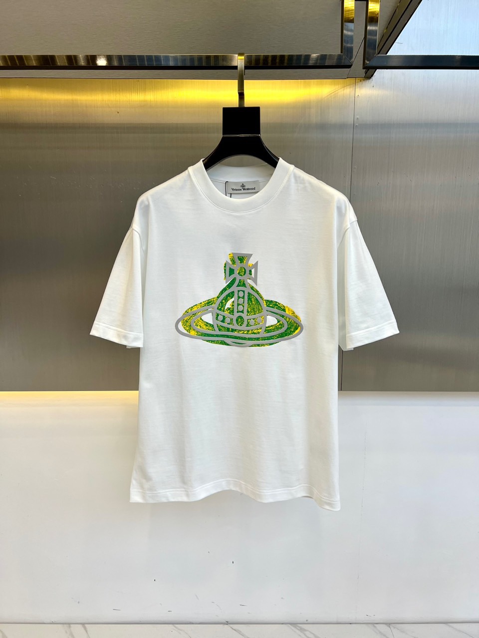 NO:127143,Vivienne Westwood's new series of Queen Mother and Spring and Summer products are launched, a very fashionable and avant-garde short-sleeved T-shirt for men and women, with eye-catching logo patterns, color blocks, foam printing decoration!  Different from the past, it declares the design concept that has been passed down for many years in the brand!  Its eye-catchingness is no less than any classic style, perfectly presenting the fashionable, high-end and luxurious feeling in front of the world!  Made of imported cotton materials, selected high-quality cotton fabrics, soft and soft to the touch, the real thing is definitely beyond your imagination, close to the body and breathable, even if you sweat profusely, you will not feel greasy or stuffy, and will bring sweating and moisture absorption to the extreme!  48-56 (model 173, 143 catties upper body 50 sizes), T-shirt,tees, t-shirt,alexander wang19860909VivienneWestwood西太后、春夏全新系列单品上线,非常时髦前卫的一款男女同款短袖T恤,醒目的logo图案彩块发泡印花修饰！区别于以往的不同,宣示品牌传承多年的设计理念！其吸睛度完全不亚于任何经典款式,将时髦高级感与奢华感完美呈现在世人眼前！客供进口全棉材质制成,精选优质棉面料,触感软糯亲肤细腻,实物到手绝对超乎你的想象,贴身无比舒适透气,即便是汗流浃背也不会有腻身及闷热感可言,将排汗吸湿性发挥到了极致！48-56（模特173,143斤上身50码）,,T-shirt,tees，t-shirt,alexander wang,Men's clothing