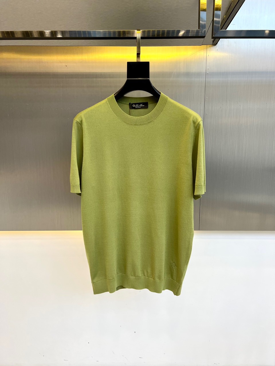 NO:127146,Lor Piana 25SS spring and summer new top-grade mulberry silk blended cotton knitted round neck short-sleeved T-shirt. It is made of imported mulberry silk blended materials, carefully woven from super fine imported weaving technology. It has excellent elasticity and smooth, soft and skin-friendly touch, bringing you a close-fitting and refreshing wearing experience!  Its excellent breathability allows you to stay comfortable during the hot summer days and enjoy the relaxing moments!  Low-key and elegant!  Whether it is daily matching or formal occasions, exquisite design and comfortable wearing experience!  48-56 (model 173, 143 catties upper body 50 sizes), T-shirt,tees, t-shirt,alexander wang19860909Lor Piana 25SS春夏新款顶级桑蚕丝混纺丝光棉针织圆领短袖T恤.选用客供进口桑蚕丝混纺材质,由超精细进口机织工艺精心织造,绝佳的弹性与滑腻软糯亲肤的触感,为您带来贴身且清爽的穿着体验！其出色的透气性让您在炎炎夏日中仍能保持舒适,尽享轻松自在的时刻！低调而优雅！无论是日常搭配还是正式场合,精致的设计和舒适的穿着体验！48-56（模特173,143斤上身50码）,,T-shirt,tees，t-shirt,alexander wang,Men's clothing