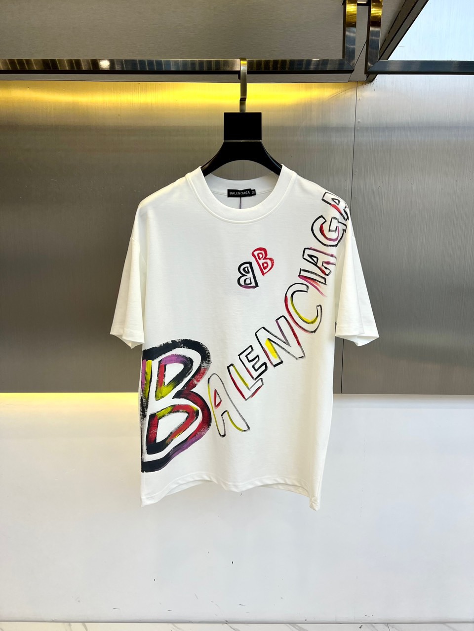 NO:127179,Babalenciaga, early spring hand-painted printed logo badge round neck short-sleeved T-shirt. Customer-supplied worsted knitted cotton fabric, with smooth texture and delicate texture, light and refreshing, and a cutting process that combines both inside and outside, always maintains a perfect shape. The unique hand-painted logo print interprets the unrestrained free soul, representing the trendy brand design charm that keeps pace with the times, using exquisitely controlled painted glue, full of craftsmanship. A new layer of woven hand-painted brush glue splashing graffiti is a craft show, with extremely high precision!  S-XXL (model 173, 143 catties upper body M size), balenciaga, T-shirt, tees, t-shirt, alexander wang19860909Ba巴黎世家、早春手绘印花标识徽章圆领短袖T恤.客供精纺针织棉面料,手感质感顺滑细腻,轻薄透爽,内外兼具的裁剪工艺,时刻保持足够完美的造型.别具一格的手绘logo印花演绎无拘无束的自由灵魂代表与时俱进的潮流品牌设计魅力运用精控彩绘刷胶制作,工艺感十足.全新层次分明机织手绘刷胶泼墨涂鸦实属工艺秀作,精细度极高！S-XXL（模特173,143斤上身M码）,,balenciaga,T-shirt,tees，t-shirt,alexander wang,Men's clothing